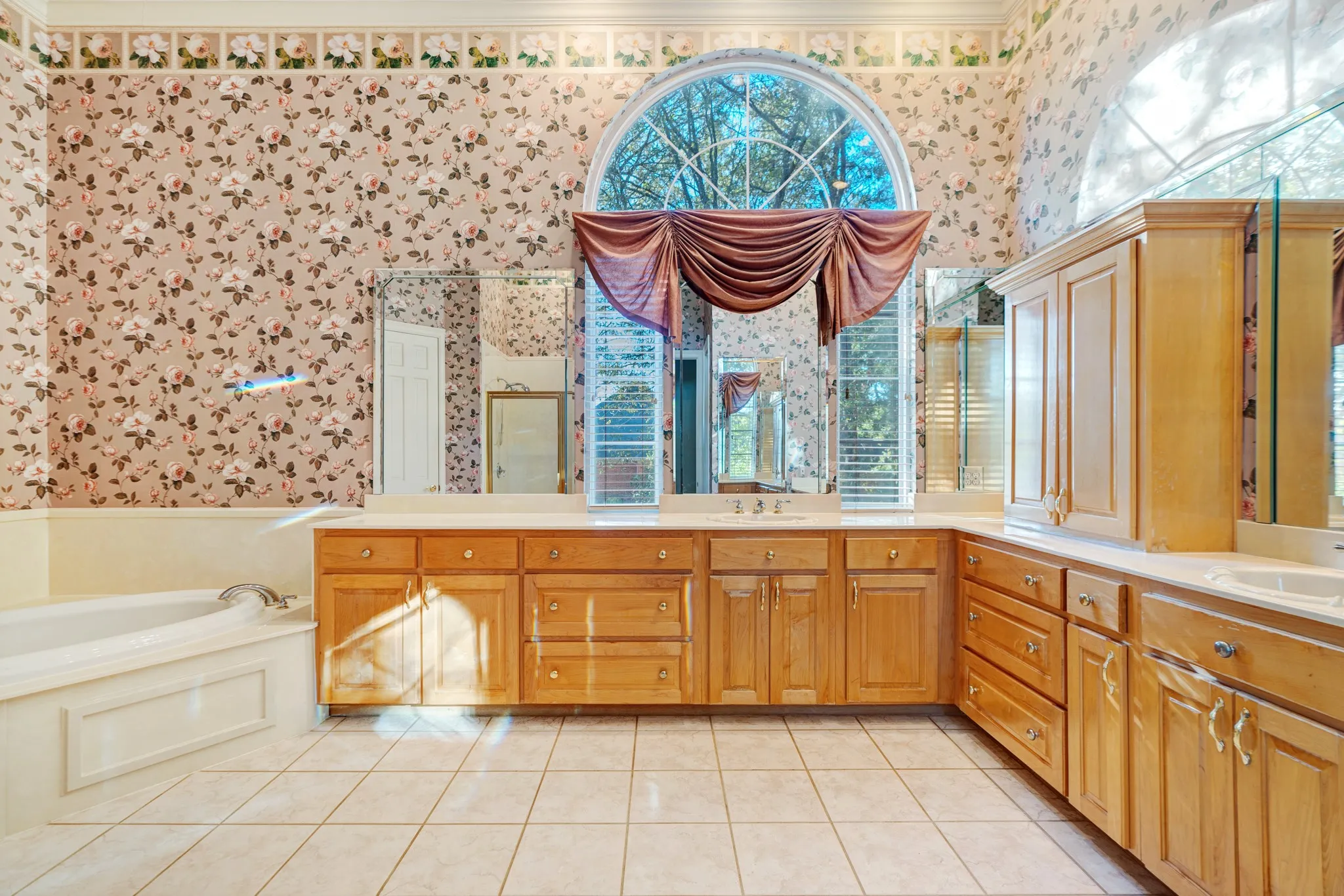Single Family Residence For Sale in Lamar County , 3065 Oak Creek Drive, Paris, Texas 75462, 5 Bedrooms, 5 Bathrooms, 4 Garage spaces, 5,616 Sqft, built in 1999, Price $599,500, mls#21108490, Real Estate Agent in Paris, Homes For Sale in Lamar county, Homes For Sale in Paris, Realtor in Paris Texas, Real Estate Brokerage Independent Realty Texas, Luminita Cordes Realtor