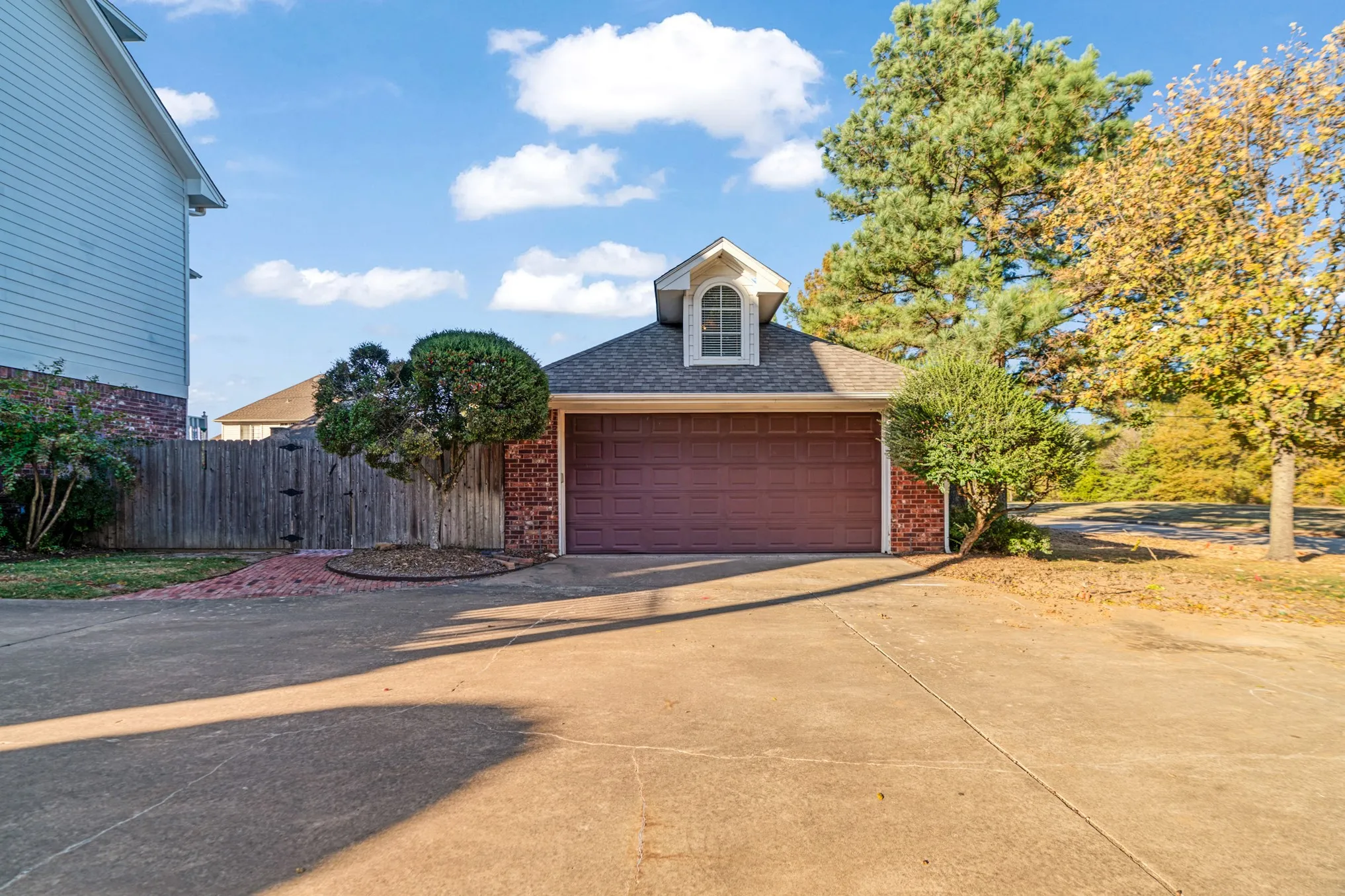 Single Family Residence For Sale in Lamar County , 3065 Oak Creek Drive, Paris, Texas 75462, 5 Bedrooms, 5 Bathrooms, 4 Garage spaces, 5,616 Sqft, built in 1999, Price $599,500, mls#21108490, Real Estate Agent in Paris, Homes For Sale in Lamar county, Homes For Sale in Paris, Realtor in Paris Texas, Real Estate Brokerage Independent Realty Texas, Luminita Cordes Realtor