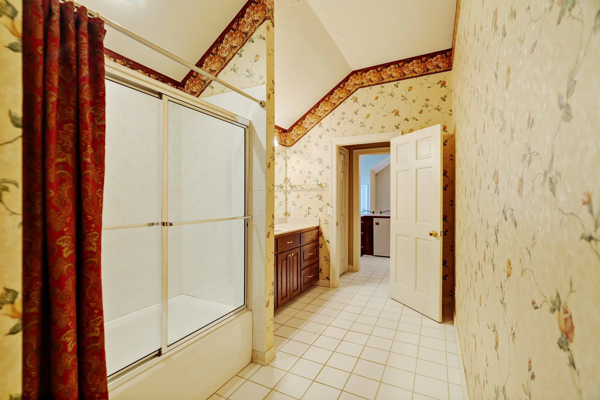 Single Family Residence For Sale in Lamar County , 3065 Oak Creek Drive, Paris, Texas 75462, 5 Bedrooms, 5 Bathrooms, 4 Garage spaces, 5,616 Sqft, built in 1999, Price $599,500, mls#21108490, Real Estate Agent in Paris, Homes For Sale in Lamar county, Homes For Sale in Paris, Realtor in Paris Texas, Real Estate Brokerage Independent Realty Texas, Luminita Cordes Realtor