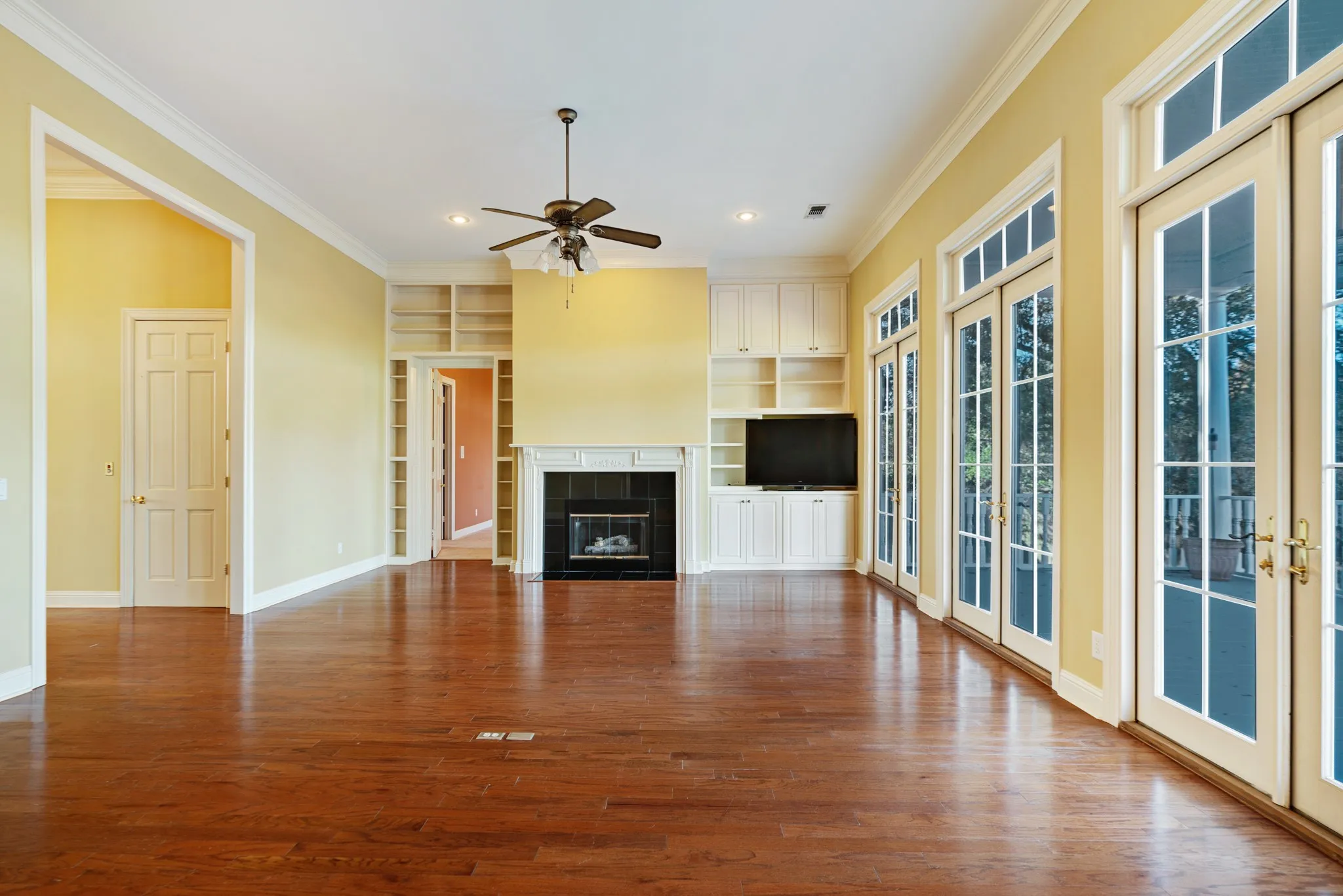 Single Family Residence For Sale in Lamar County , 3065 Oak Creek Drive, Paris, Texas 75462, 5 Bedrooms, 5 Bathrooms, 4 Garage spaces, 5,616 Sqft, built in 1999, Price $599,500, mls#21108490, Real Estate Agent in Paris, Homes For Sale in Lamar county, Homes For Sale in Paris, Realtor in Paris Texas, Real Estate Brokerage Independent Realty Texas, Luminita Cordes Realtor