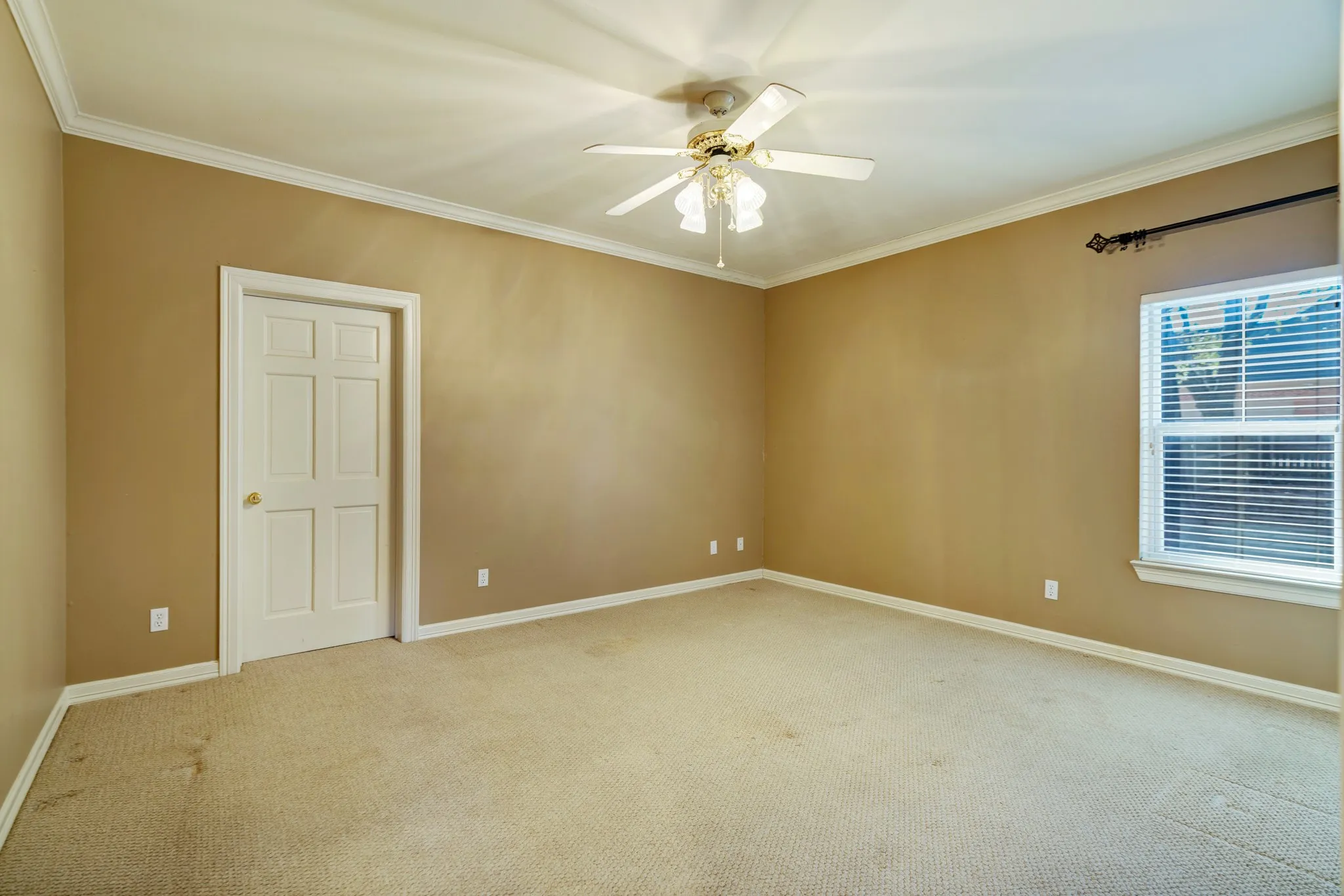 Single Family Residence For Sale in Lamar County , 3065 Oak Creek Drive, Paris, Texas 75462, 5 Bedrooms, 5 Bathrooms, 4 Garage spaces, 5,616 Sqft, built in 1999, Price $599,500, mls#21108490, Real Estate Agent in Paris, Homes For Sale in Lamar county, Homes For Sale in Paris, Realtor in Paris Texas, Real Estate Brokerage Independent Realty Texas, Luminita Cordes Realtor