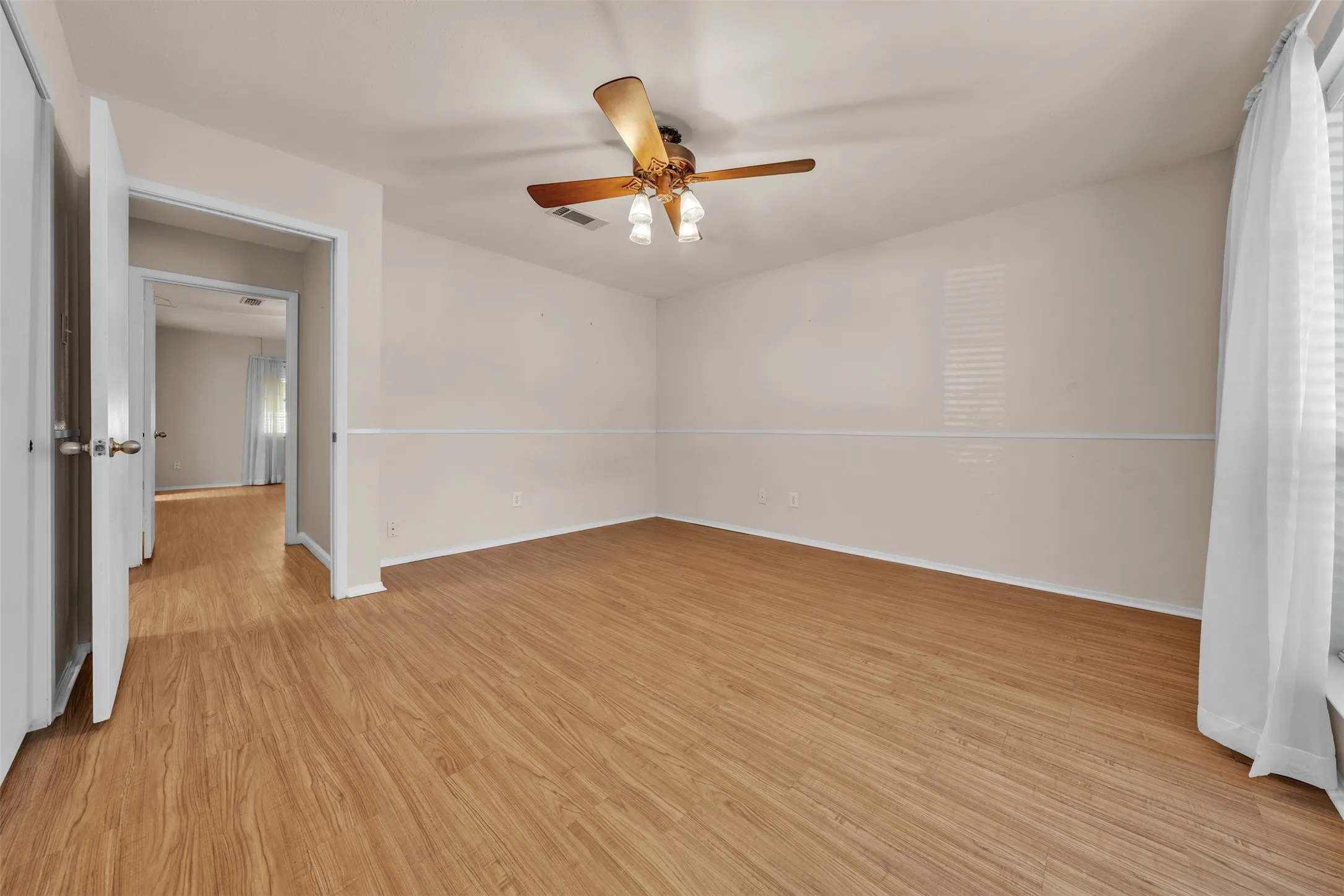 Unfurnished room featuring light wood-style floors and a ceiling fan