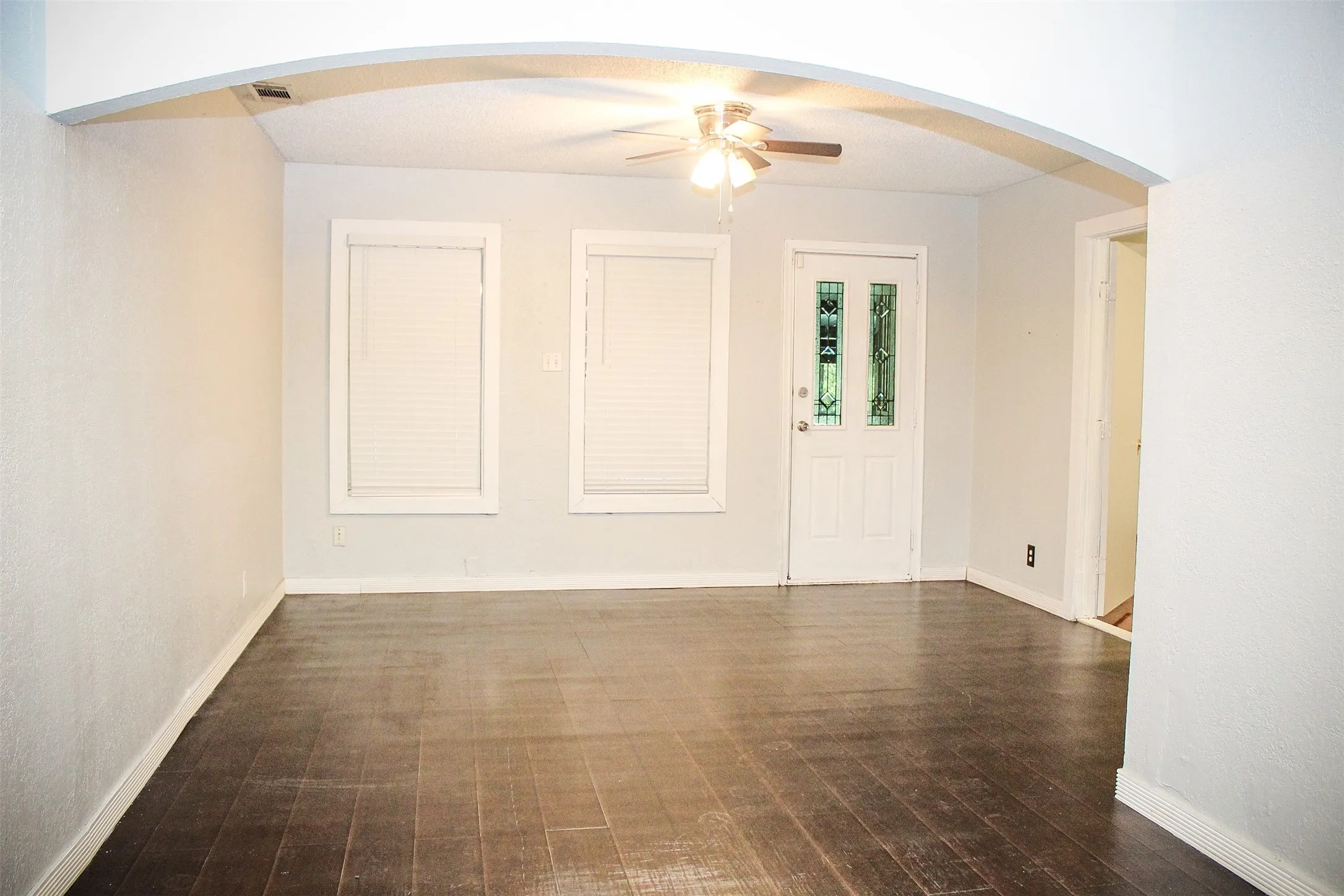Single Family Residence For Sale in Dallas County , 1318 S Ewing Avenue, Dallas, Texas 75216, 3 Bedroom, 1 Bathroom, Garage spaces, 1,286 Sqft, built in 1947, Preowned, mls#21109392, Real Estate Agent in Dallas, Homes For Sale in Dallas county, Homes For Sale in Dallas, Realtor in Dallas Texas, Real Estate Brokerage Independent Realty Texas, Luminita Cordes Realtor