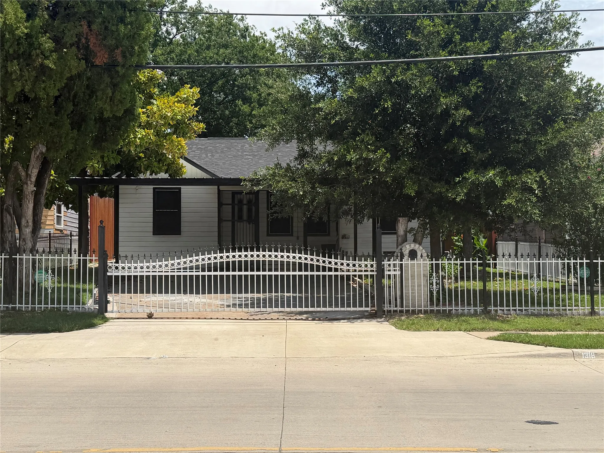 Single Family Residence For Sale in Dallas County , 1318 S Ewing Avenue, Dallas, Texas 75216, 3 Bedroom, 1 Bathroom, Garage spaces, 1,286 Sqft, built in 1947, Preowned, mls#21109392, Real Estate Agent in Dallas, Homes For Sale in Dallas county, Homes For Sale in Dallas, Realtor in Dallas Texas, Real Estate Brokerage Independent Realty Texas, Luminita Cordes Realtor