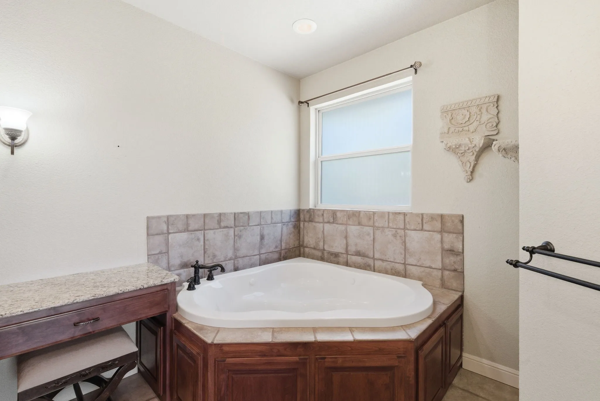 Single Family Residence For Sale in Erath County , 6525 Compass Way, Bluff Dale, Texas 76433, 3 Bedrooms, 3 Bathrooms, 2 Garage spaces, 2,282 Sqft, built in 2007, Preowned, Price $539,000, mls#21108828, Real Estate Agent in Bluff Dale, Homes For Sale in Erath county, Homes For Sale in Bluff Dale, Realtor in Bluff Dale Texas, Real Estate Brokerage Independent Realty Texas, Luminita Cordes Realtor