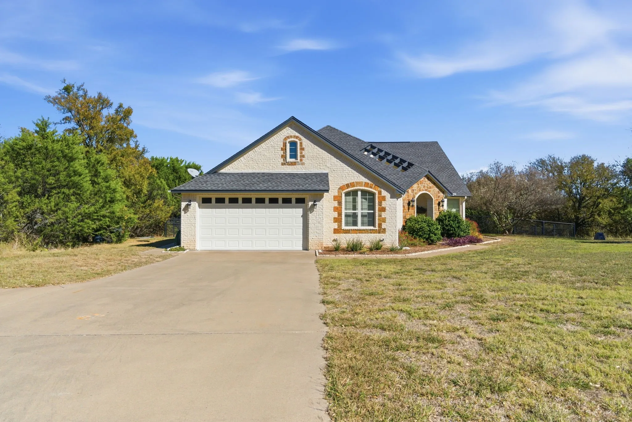 Single Family Residence For Sale in Erath County , 6525 Compass Way, Bluff Dale, Texas 76433, 3 Bedrooms, 3 Bathrooms, 2 Garage spaces, 2,282 Sqft, built in 2007, Preowned, Price $539,000, mls#21108828, Real Estate Agent in Bluff Dale, Homes For Sale in Erath county, Homes For Sale in Bluff Dale, Realtor in Bluff Dale Texas, Real Estate Brokerage Independent Realty Texas, Luminita Cordes Realtor