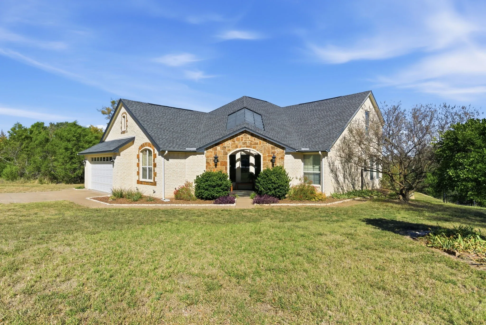 Single Family Residence For Sale in Erath County , 6525 Compass Way, Bluff Dale, Texas 76433, 3 Bedrooms, 3 Bathrooms, 2 Garage spaces, 2,282 Sqft, built in 2007, Preowned, Price $539,000, mls#21108828, Real Estate Agent in Bluff Dale, Homes For Sale in Erath county, Homes For Sale in Bluff Dale, Realtor in Bluff Dale Texas, Real Estate Brokerage Independent Realty Texas, Luminita Cordes Realtor