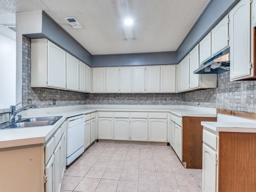 Single Family Residence For Sale in Dallas County , 1228 English Street, Irving, Texas 75061, 3 Bedrooms, 2 Bathrooms, 2 Garage spaces, 1,281 Sqft, built in 1985, Price $259,000, mls#21104848, Real Estate Agent in Irving, Homes For Sale in Dallas county, Homes For Sale in Irving, Realtor in Irving Texas, Real Estate Brokerage Independent Realty Texas, Luminita Cordes Realtor