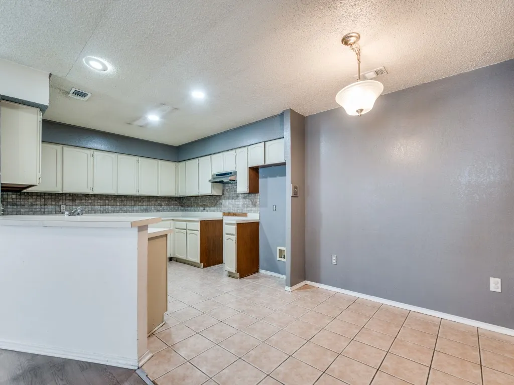 Single Family Residence For Sale in Dallas County , 1228 English Street, Irving, Texas 75061, 3 Bedrooms, 2 Bathrooms, 2 Garage spaces, 1,281 Sqft, built in 1985, Price $259,000, mls#21104848, Real Estate Agent in Irving, Homes For Sale in Dallas county, Homes For Sale in Irving, Realtor in Irving Texas, Real Estate Brokerage Independent Realty Texas, Luminita Cordes Realtor