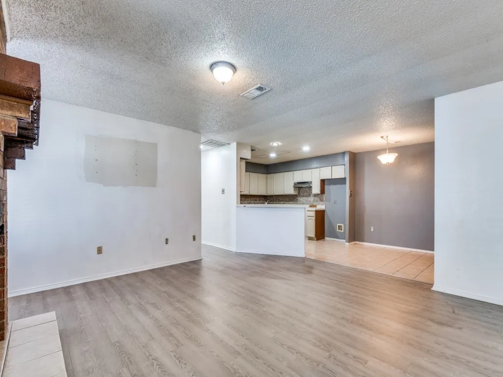 Single Family Residence For Sale in Dallas County , 1228 English Street, Irving, Texas 75061, 3 Bedrooms, 2 Bathrooms, 2 Garage spaces, 1,281 Sqft, built in 1985, Price $259,000, mls#21104848, Real Estate Agent in Irving, Homes For Sale in Dallas county, Homes For Sale in Irving, Realtor in Irving Texas, Real Estate Brokerage Independent Realty Texas, Luminita Cordes Realtor