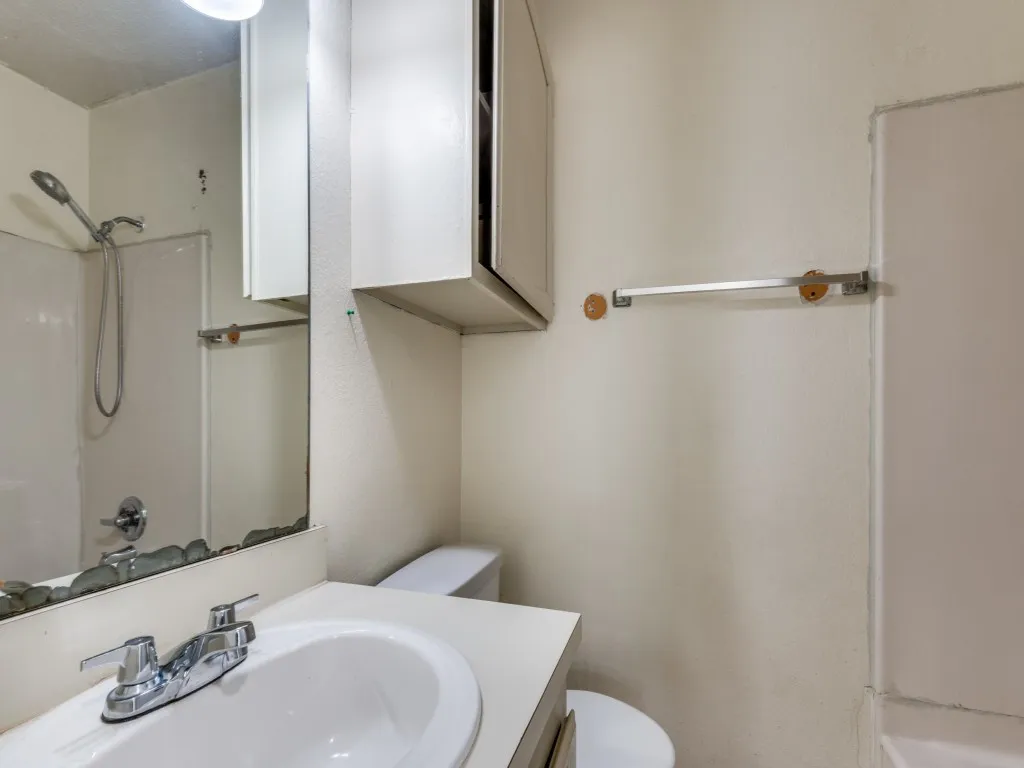 Single Family Residence For Sale in Dallas County , 1228 English Street, Irving, Texas 75061, 3 Bedrooms, 2 Bathrooms, 2 Garage spaces, 1,281 Sqft, built in 1985, Price $259,000, mls#21104848, Real Estate Agent in Irving, Homes For Sale in Dallas county, Homes For Sale in Irving, Realtor in Irving Texas, Real Estate Brokerage Independent Realty Texas, Luminita Cordes Realtor