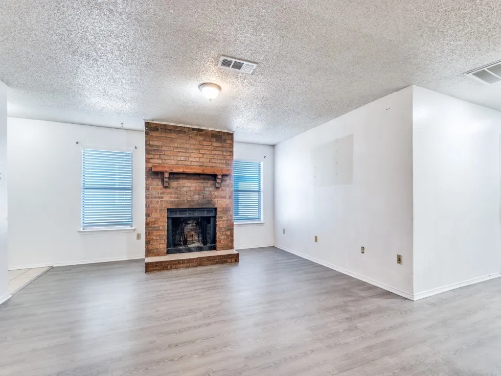 Single Family Residence For Sale in Dallas County , 1228 English Street, Irving, Texas 75061, 3 Bedrooms, 2 Bathrooms, 2 Garage spaces, 1,281 Sqft, built in 1985, Price $259,000, mls#21104848, Real Estate Agent in Irving, Homes For Sale in Dallas county, Homes For Sale in Irving, Realtor in Irving Texas, Real Estate Brokerage Independent Realty Texas, Luminita Cordes Realtor
