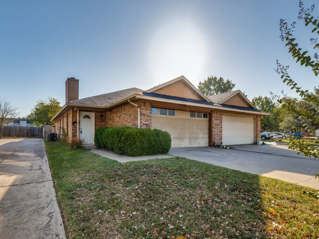 Single Family Residence For Sale in Dallas County , 1228 English Street, Irving, Texas 75061, 3 Bedrooms, 2 Bathrooms, 2 Garage spaces, 1,281 Sqft, built in 1985, Price $259,000, mls#21104848, Real Estate Agent in Irving, Homes For Sale in Dallas county, Homes For Sale in Irving, Realtor in Irving Texas, Real Estate Brokerage Independent Realty Texas, Luminita Cordes Realtor
