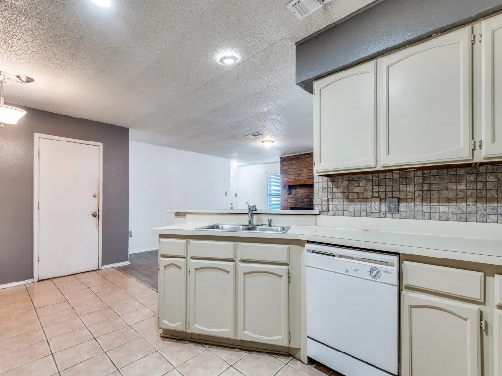 Single Family Residence For Sale in Dallas County , 1228 English Street, Irving, Texas 75061, 3 Bedrooms, 2 Bathrooms, 2 Garage spaces, 1,281 Sqft, built in 1985, Price $259,000, mls#21104848, Real Estate Agent in Irving, Homes For Sale in Dallas county, Homes For Sale in Irving, Realtor in Irving Texas, Real Estate Brokerage Independent Realty Texas, Luminita Cordes Realtor