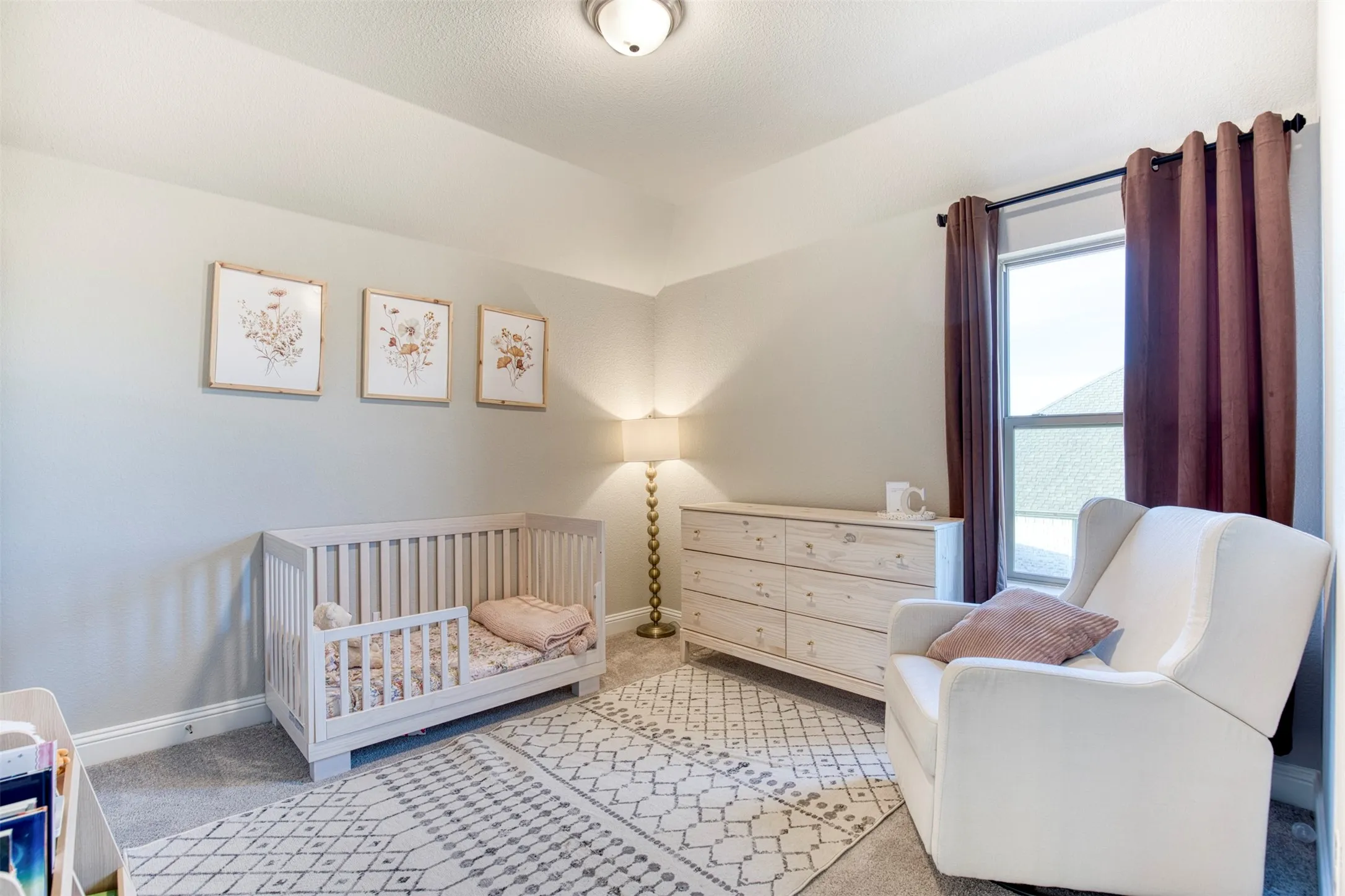 Secondary bedroom with closet.