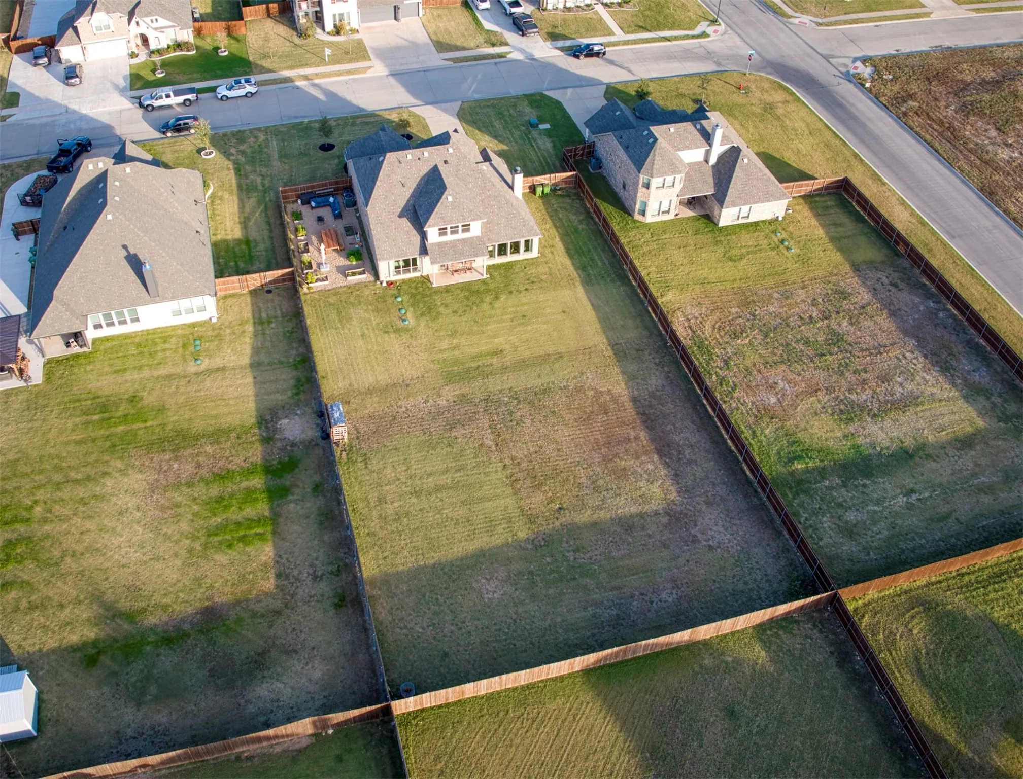 Aerial view showcasing lot and impressive backyard.