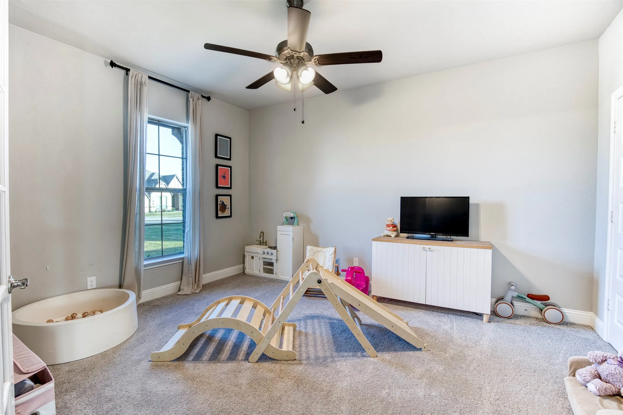 Secondary bedroom with ceiling fan and closet.