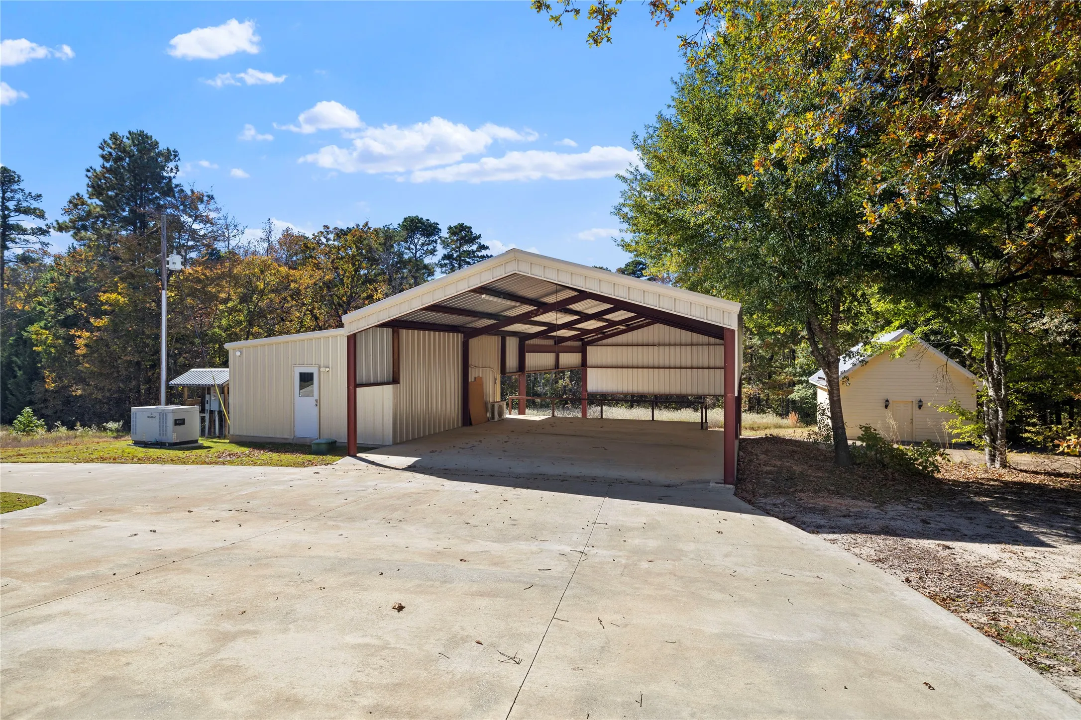 Single Family Residence For Sale in Upshur County , 8545 N FM 726, Diana, Texas 75640, 5 Bedroom, 5 Bathroom, 19 Garage spaces, 3,712 Sqft, built in 2006, Preowned, mls#21112278, Real Estate Agent in Diana, Homes For Sale in Upshur county, Homes For Sale in Diana, Realtor in Diana Texas, Real Estate Brokerage Independent Realty Texas, Luminita Cordes Realtor