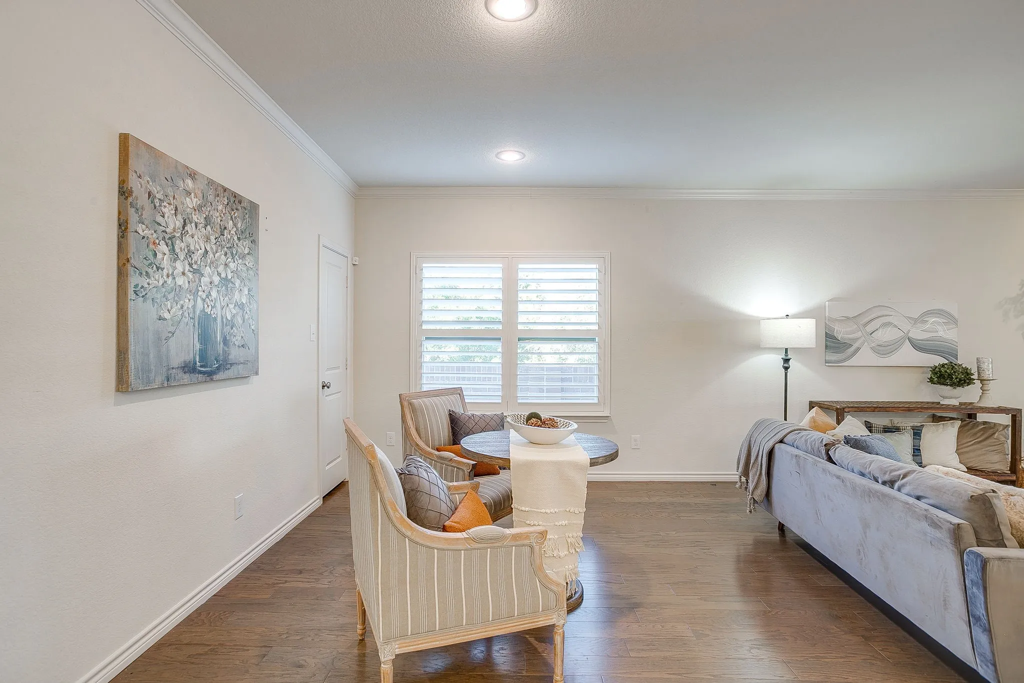 Sitting room featuring crown molding, dark wood-style floors, and recessed lighting
