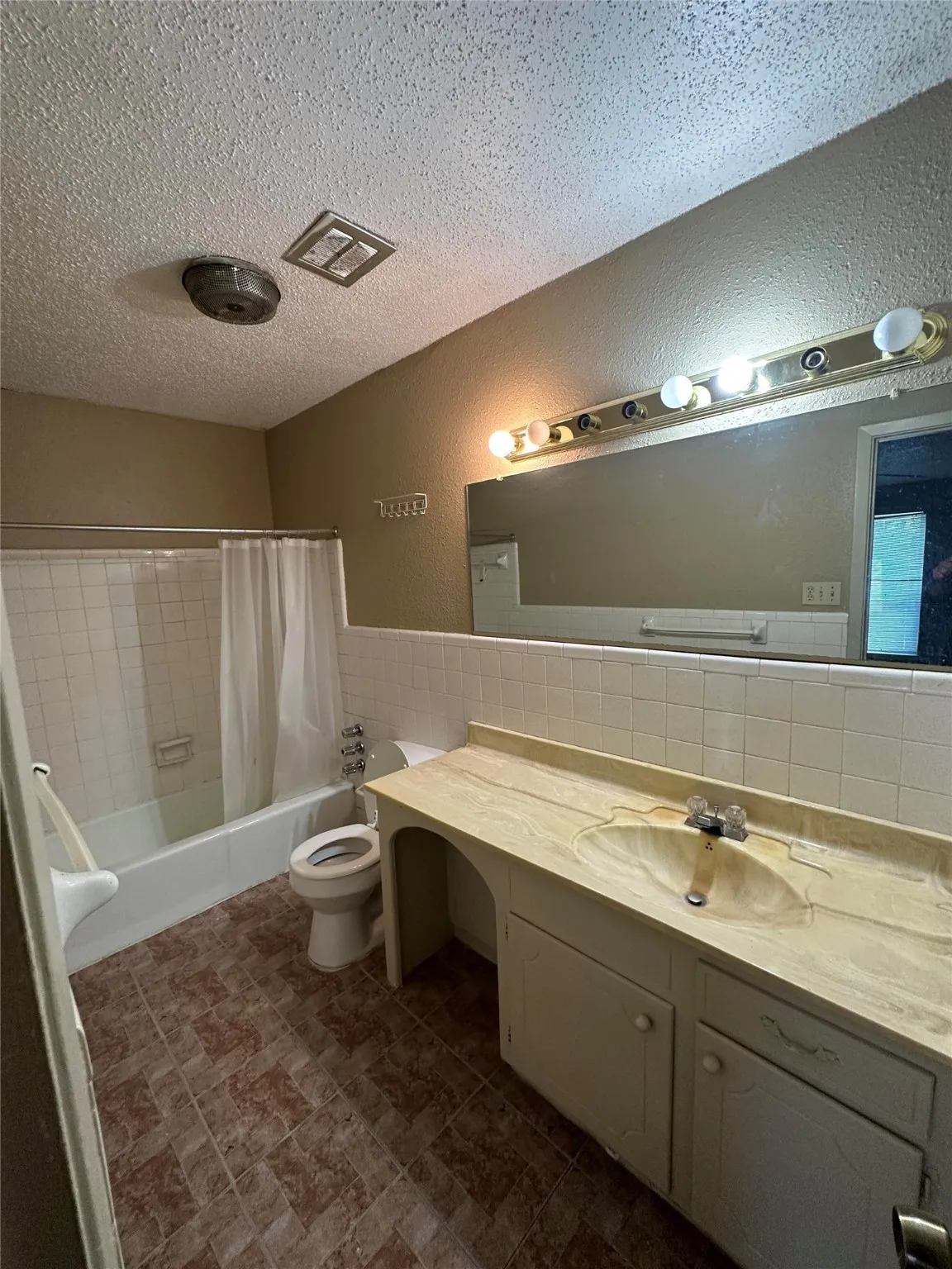 Duplex For Rent in Tarrant County , 1904 W Sanford Street, Arlington, Texas 76012, 2 Bedroom, 3 Bathroom, Garage spaces, 1,591 Sqft, built in 1972, mls#21112586, Real Estate Agent in Arlington, Homes For Rent in Tarrant county, Homes For Rent in Arlington, Realtor in Arlington Texas, Real Estate Brokerage Independent Realty Texas, Luminita Cordes Realtor