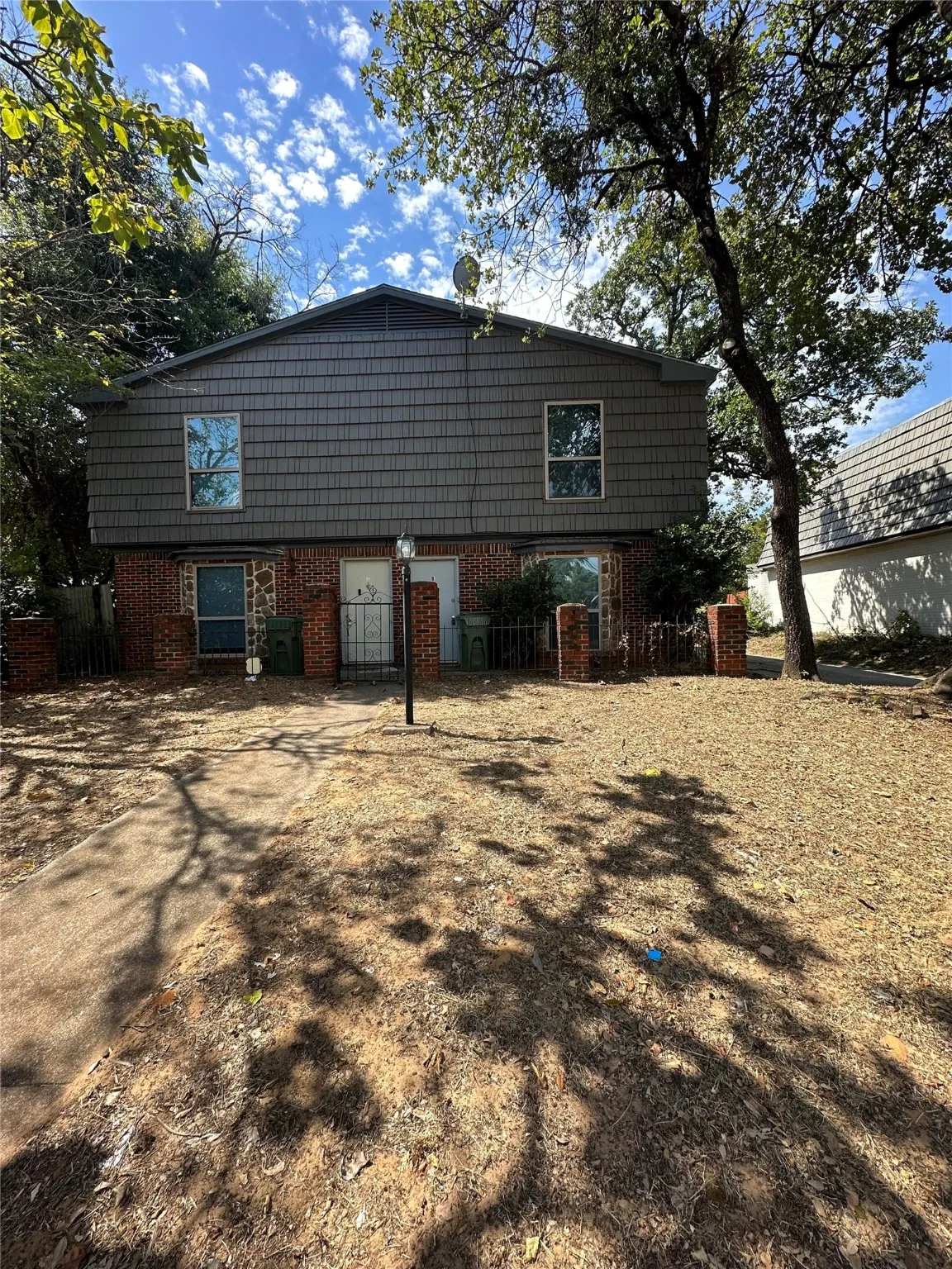 Duplex For Rent in Tarrant County , 1904 W Sanford Street, Arlington, Texas 76012, 2 Bedroom, 3 Bathroom, Garage spaces, 1,591 Sqft, built in 1972, mls#21112586, Real Estate Agent in Arlington, Homes For Rent in Tarrant county, Homes For Rent in Arlington, Realtor in Arlington Texas, Real Estate Brokerage Independent Realty Texas, Luminita Cordes Realtor