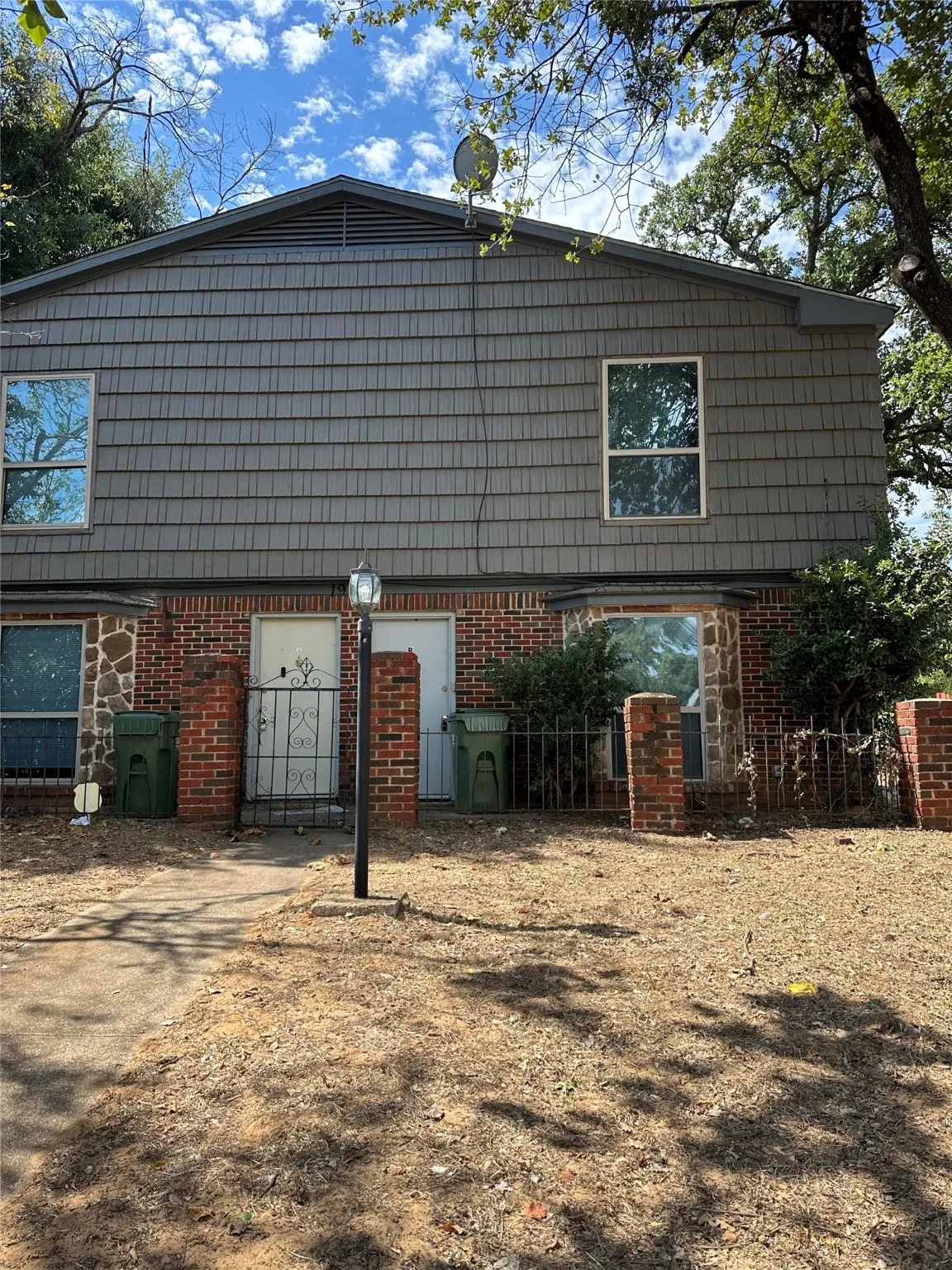 Duplex For Rent in Tarrant County , 1904 W Sanford Street, Arlington, Texas 76012, 2 Bedroom, 3 Bathroom, Garage spaces, 1,591 Sqft, built in 1972, mls#21112586, Real Estate Agent in Arlington, Homes For Rent in Tarrant county, Homes For Rent in Arlington, Realtor in Arlington Texas, Real Estate Brokerage Independent Realty Texas, Luminita Cordes Realtor
