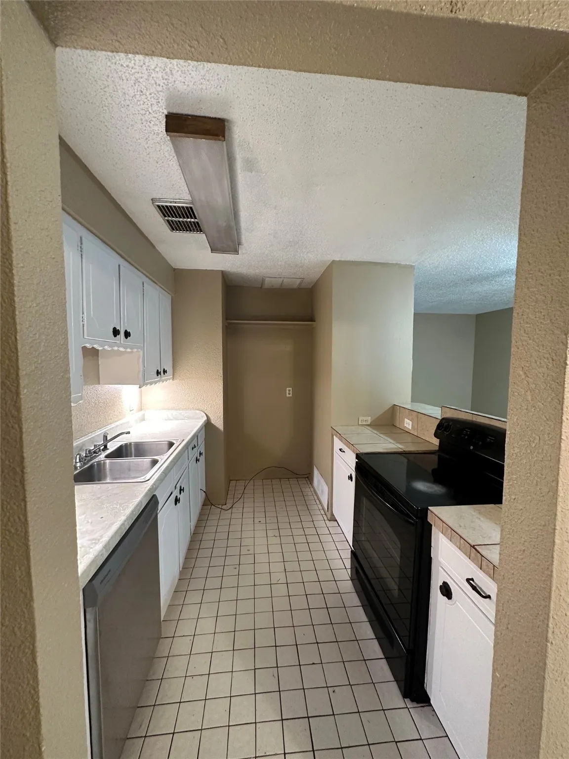 Duplex For Rent in Tarrant County , 1904 W Sanford Street, Arlington, Texas 76012, 2 Bedroom, 3 Bathroom, Garage spaces, 1,591 Sqft, built in 1972, mls#21112586, Real Estate Agent in Arlington, Homes For Rent in Tarrant county, Homes For Rent in Arlington, Realtor in Arlington Texas, Real Estate Brokerage Independent Realty Texas, Luminita Cordes Realtor