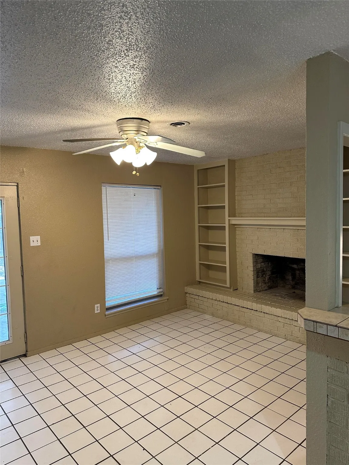 Duplex For Rent in Tarrant County , 1904 W Sanford Street, Arlington, Texas 76012, 2 Bedroom, 3 Bathroom, Garage spaces, 1,591 Sqft, built in 1972, mls#21112586, Real Estate Agent in Arlington, Homes For Rent in Tarrant county, Homes For Rent in Arlington, Realtor in Arlington Texas, Real Estate Brokerage Independent Realty Texas, Luminita Cordes Realtor
