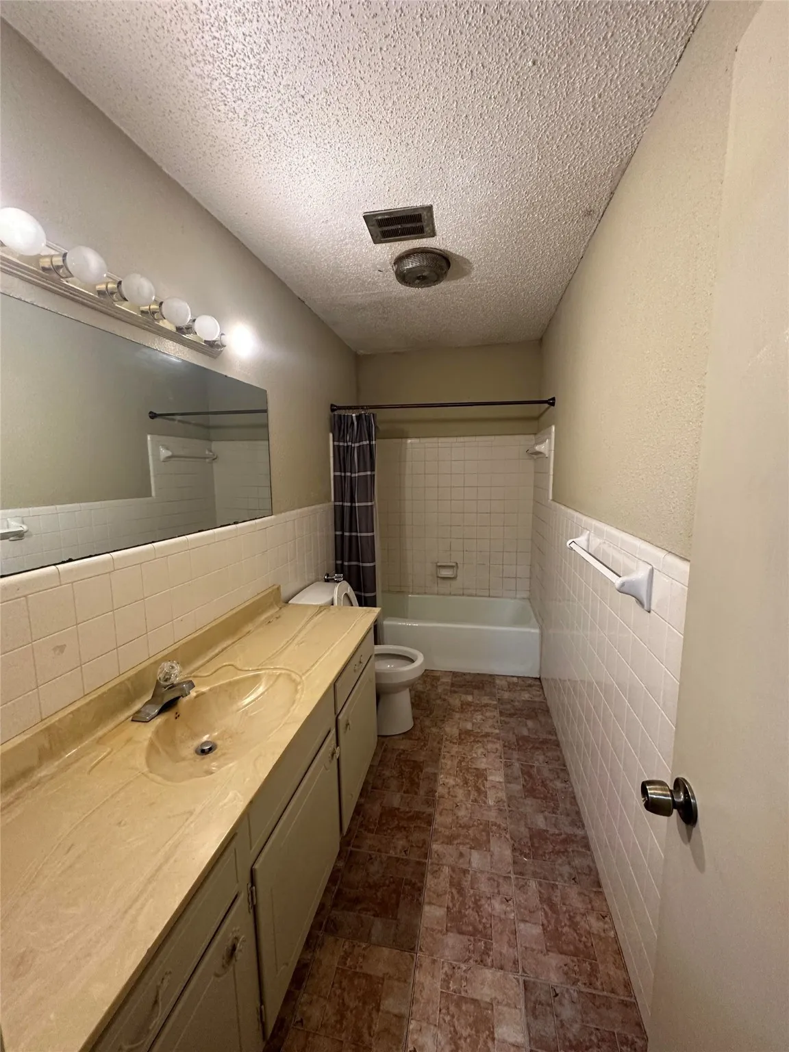 Duplex For Rent in Tarrant County , 1904 W Sanford Street, Arlington, Texas 76012, 2 Bedroom, 3 Bathroom, Garage spaces, 1,591 Sqft, built in 1972, mls#21112586, Real Estate Agent in Arlington, Homes For Rent in Tarrant county, Homes For Rent in Arlington, Realtor in Arlington Texas, Real Estate Brokerage Independent Realty Texas, Luminita Cordes Realtor