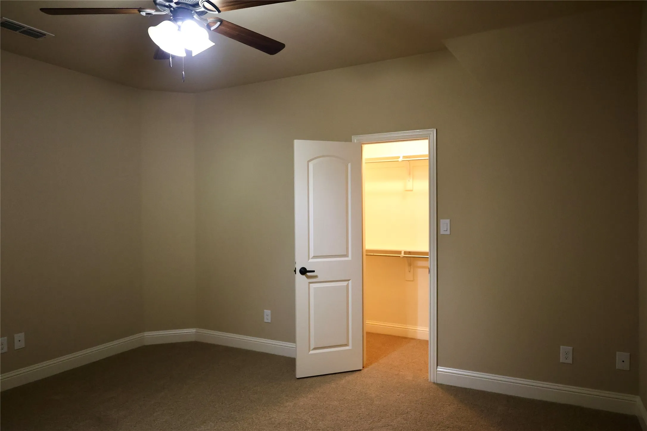 Spare room featuring carpet and a ceiling fan