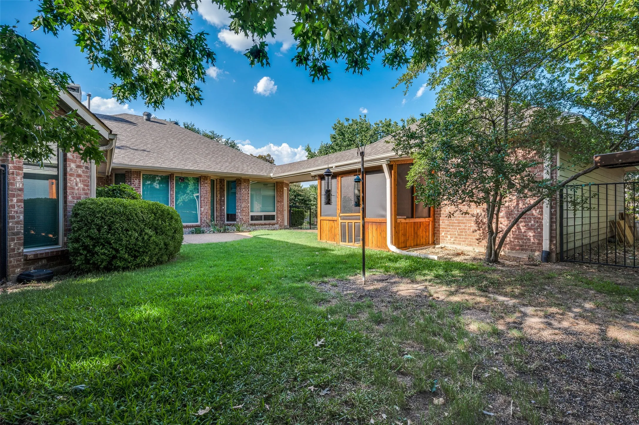 Single Family Residence For Sale in Collin County , 400 Brook View Court, Prosper, Texas 75078, 3 Bedrooms, 3 Bathrooms, 3 Garage spaces, 3,033 Sqft, built in 1997, Price $600,500, mls#21112969, Real Estate Agent in Prosper, Homes For Sale in Collin county, Homes For Sale in Prosper, Realtor in Prosper Texas, Real Estate Brokerage Independent Realty Texas, Luminita Cordes Realtor