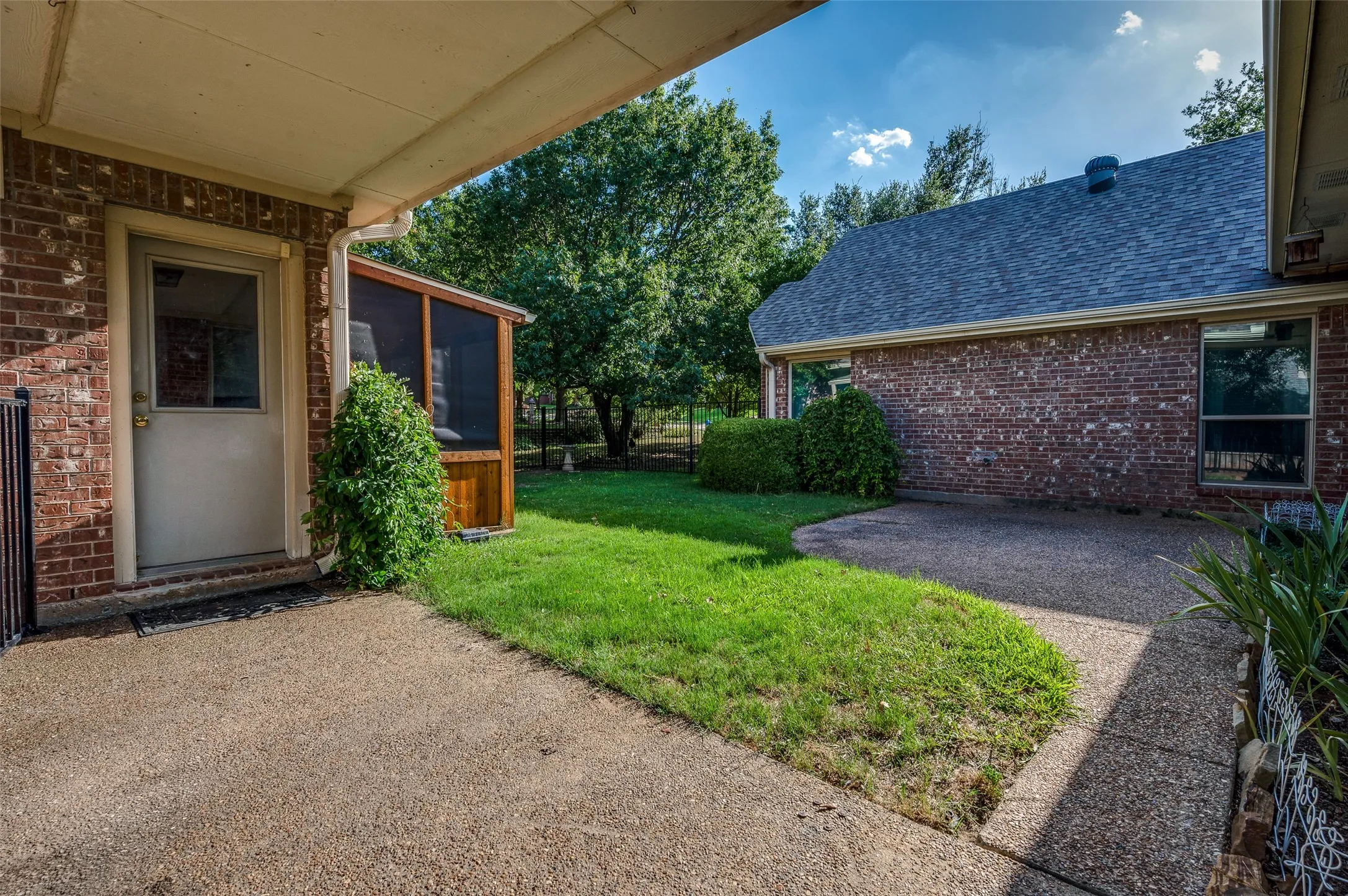 Single Family Residence For Sale in Collin County , 400 Brook View Court, Prosper, Texas 75078, 3 Bedrooms, 3 Bathrooms, 3 Garage spaces, 3,033 Sqft, built in 1997, Price $600,500, mls#21112969, Real Estate Agent in Prosper, Homes For Sale in Collin county, Homes For Sale in Prosper, Realtor in Prosper Texas, Real Estate Brokerage Independent Realty Texas, Luminita Cordes Realtor