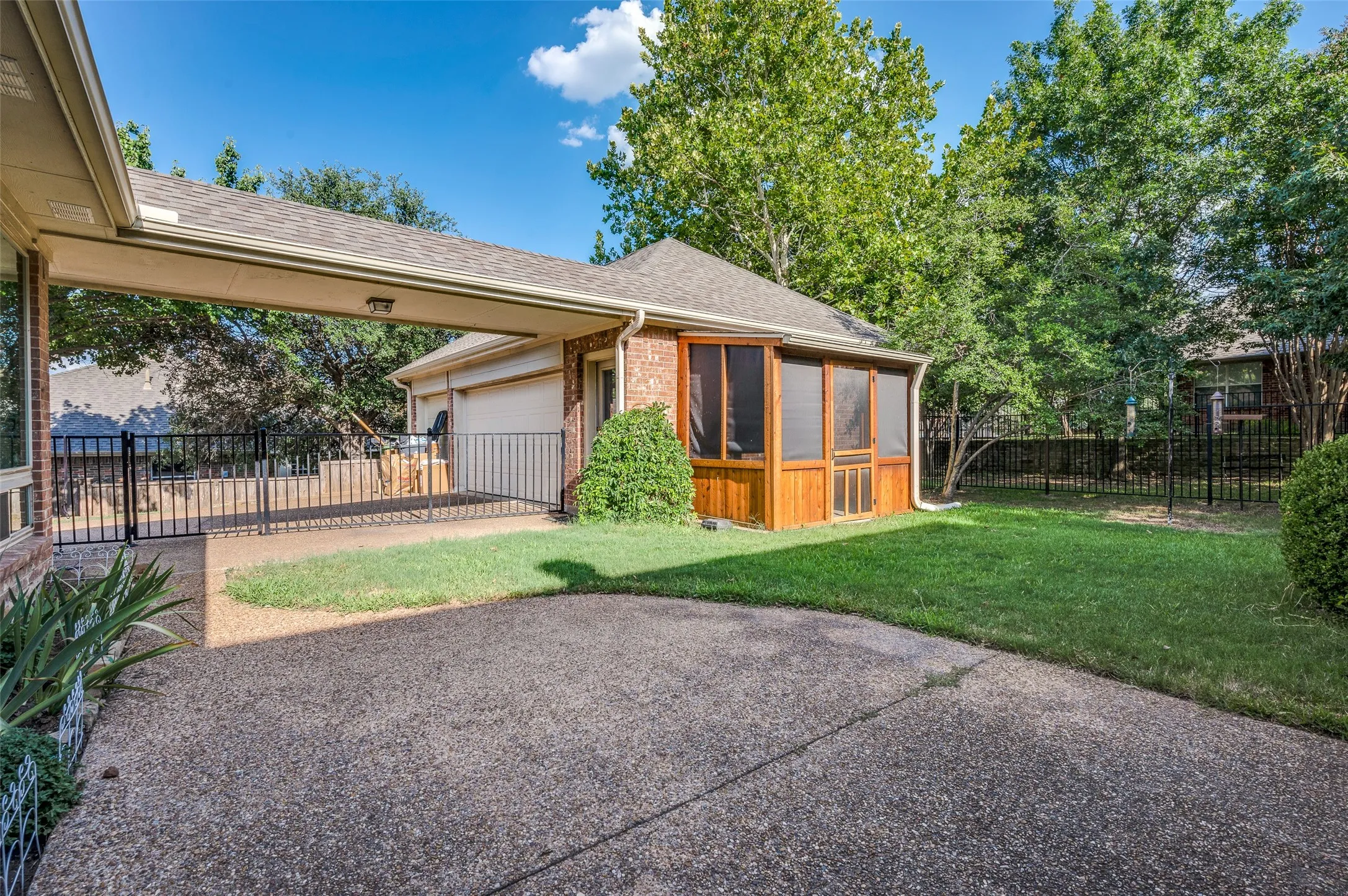 Single Family Residence For Sale in Collin County , 400 Brook View Court, Prosper, Texas 75078, 3 Bedrooms, 3 Bathrooms, 3 Garage spaces, 3,033 Sqft, built in 1997, Price $600,500, mls#21112969, Real Estate Agent in Prosper, Homes For Sale in Collin county, Homes For Sale in Prosper, Realtor in Prosper Texas, Real Estate Brokerage Independent Realty Texas, Luminita Cordes Realtor