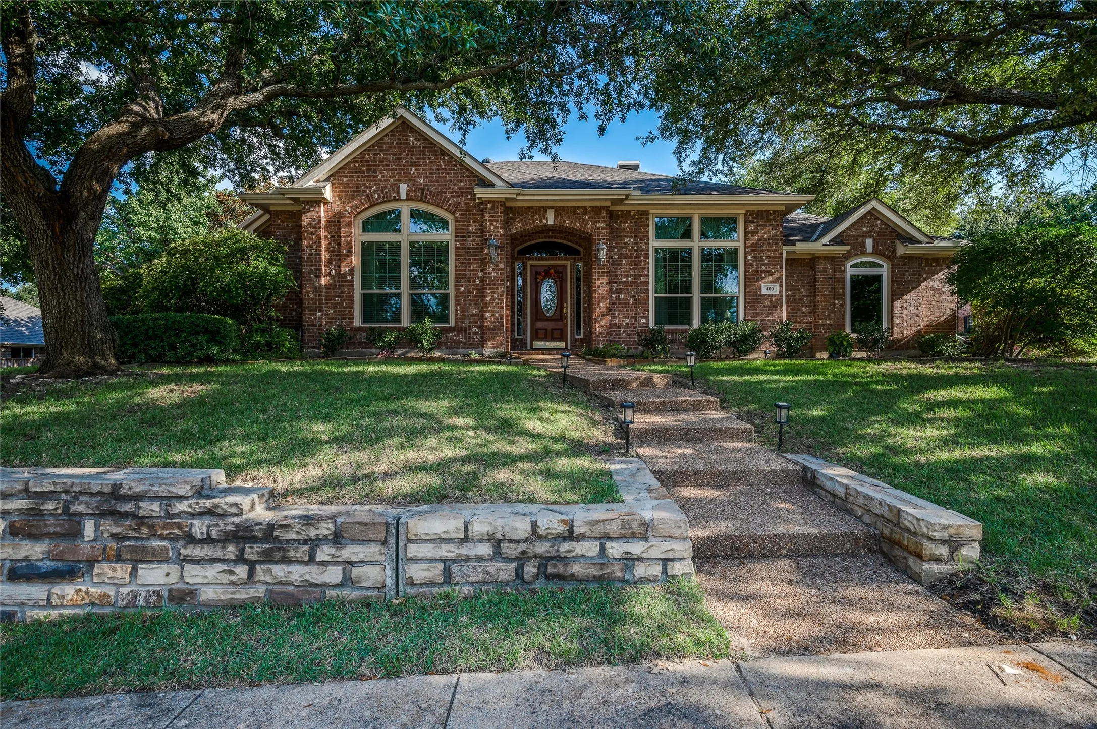 Single Family Residence For Sale in Collin County , 400 Brook View Court, Prosper, Texas 75078, 3 Bedrooms, 3 Bathrooms, 3 Garage spaces, 3,033 Sqft, built in 1997, Price $600,500, mls#21112969, Real Estate Agent in Prosper, Homes For Sale in Collin county, Homes For Sale in Prosper, Realtor in Prosper Texas, Real Estate Brokerage Independent Realty Texas, Luminita Cordes Realtor