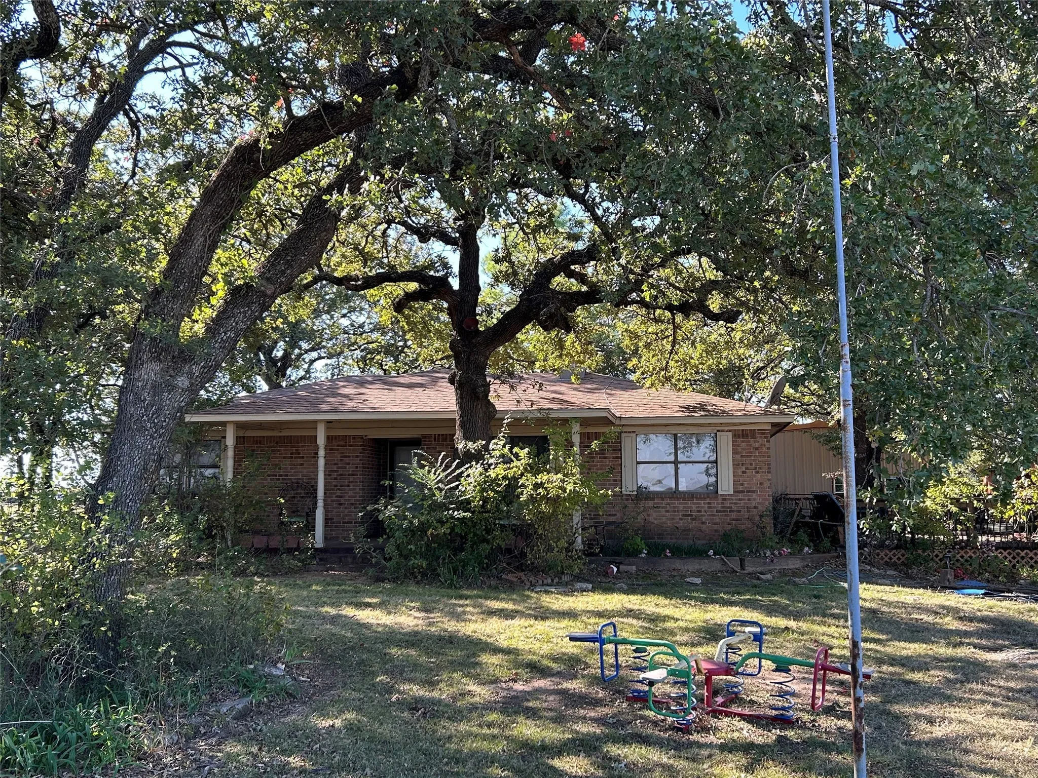 Front view of secondary home in the middle of the 3 homes