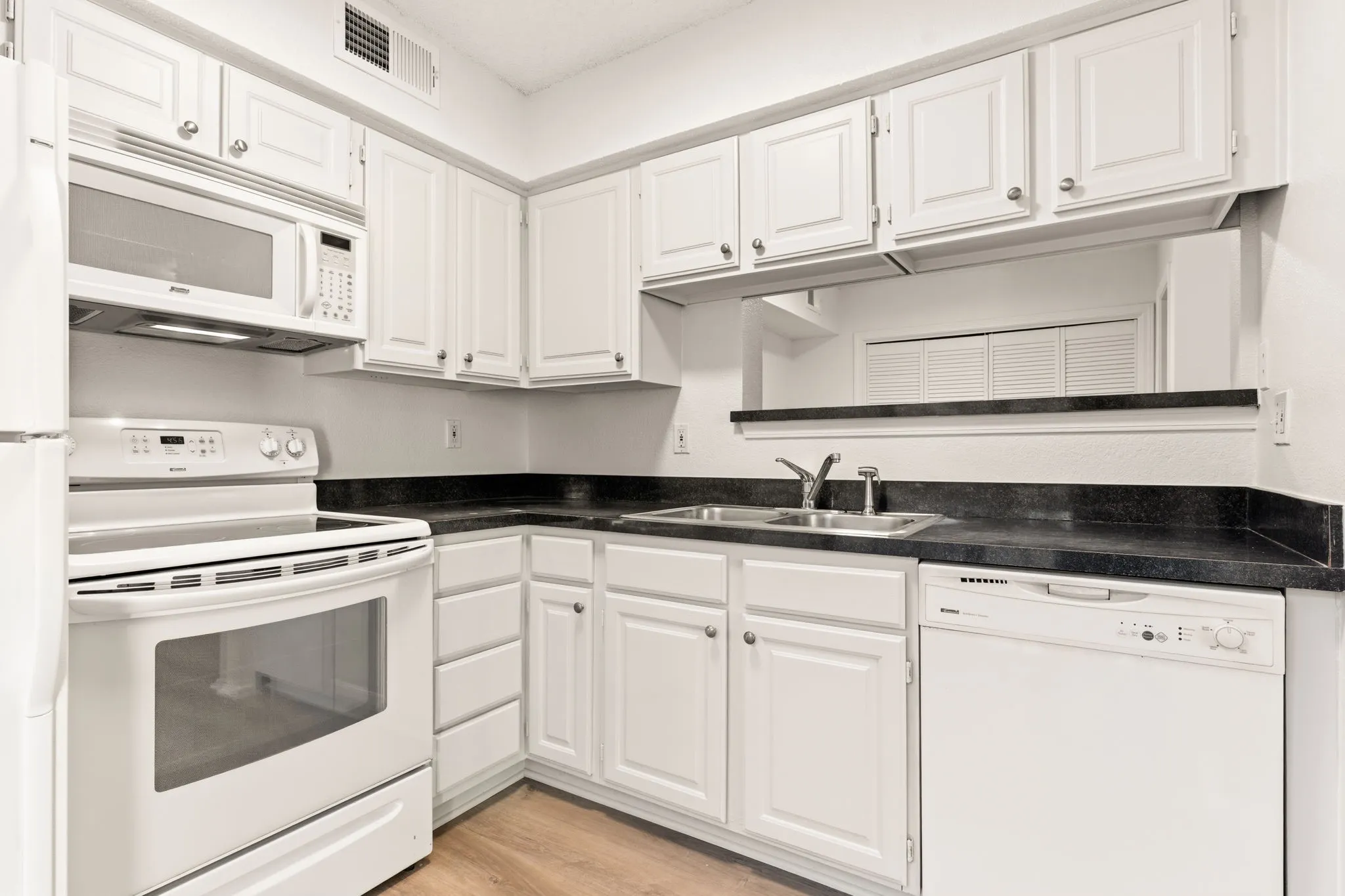 Condominium For Sale in Dallas County , 5757 E University Boulevard 26D, Dallas, Texas 75206, 1 Bedroom, 2 Bathroom, 1 Garage spaces, 920 Sqft, built in 1983, mls#21110205, Real Estate Agent in Dallas, Homes For Sale in Dallas county, Homes For Sale in Dallas, Realtor in Dallas Texas, Real Estate Brokerage Independent Realty Texas, Luminita Cordes Realtor