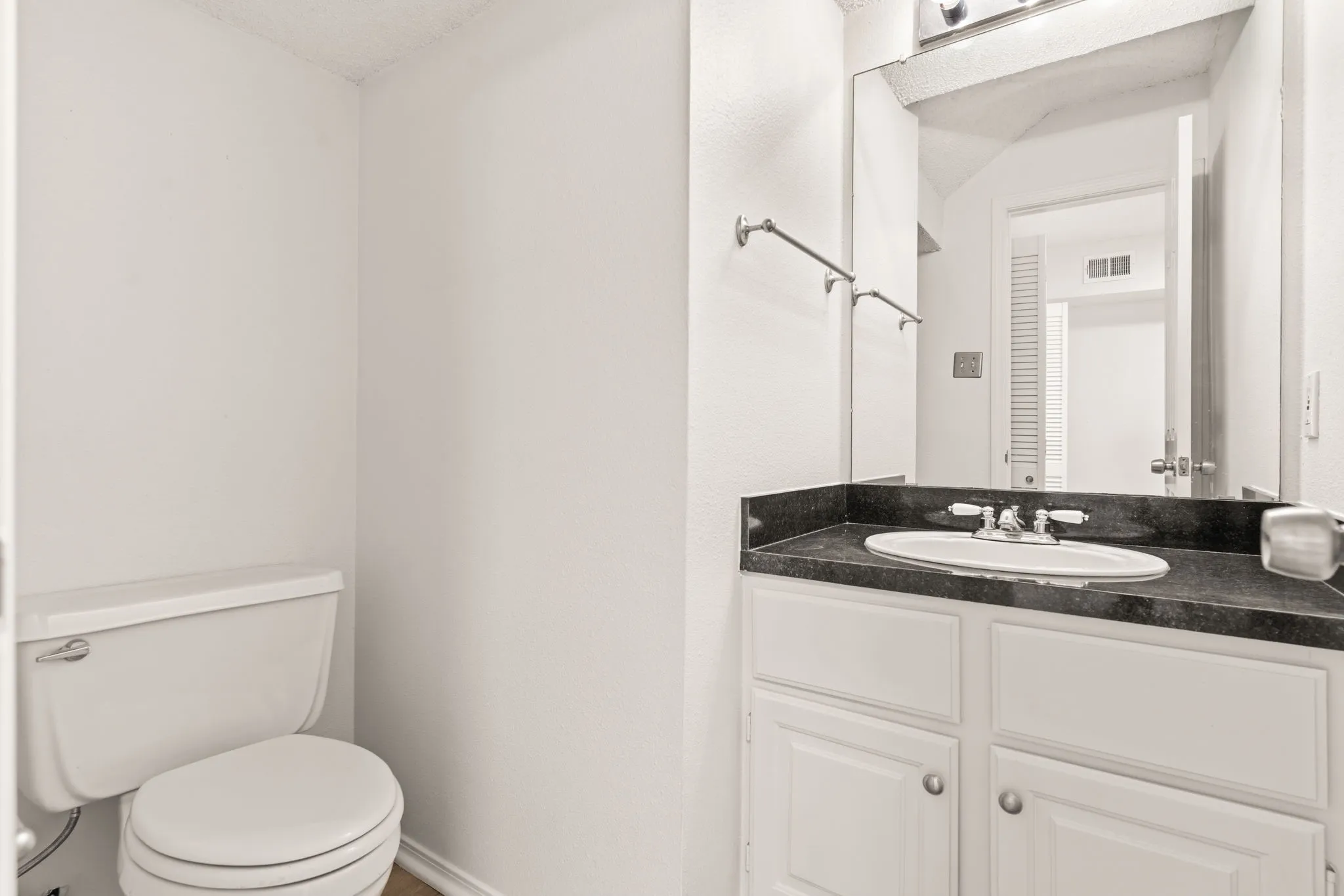 Condominium For Sale in Dallas County , 5757 E University Boulevard 26D, Dallas, Texas 75206, 1 Bedroom, 2 Bathroom, 1 Garage spaces, 920 Sqft, built in 1983, mls#21110205, Real Estate Agent in Dallas, Homes For Sale in Dallas county, Homes For Sale in Dallas, Realtor in Dallas Texas, Real Estate Brokerage Independent Realty Texas, Luminita Cordes Realtor