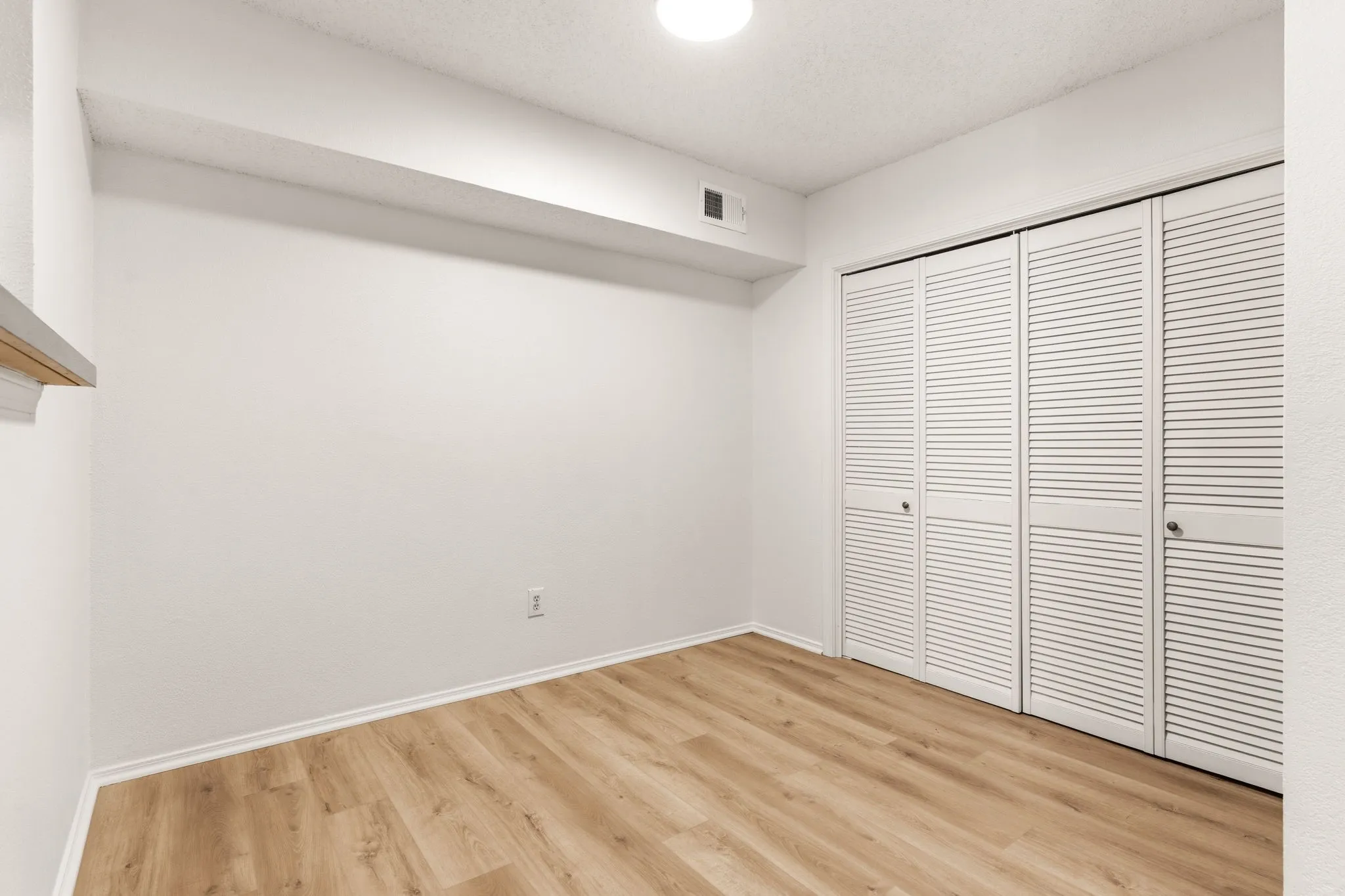 Condominium For Sale in Dallas County , 5757 E University Boulevard 26D, Dallas, Texas 75206, 1 Bedroom, 2 Bathroom, 1 Garage spaces, 920 Sqft, built in 1983, mls#21110205, Real Estate Agent in Dallas, Homes For Sale in Dallas county, Homes For Sale in Dallas, Realtor in Dallas Texas, Real Estate Brokerage Independent Realty Texas, Luminita Cordes Realtor