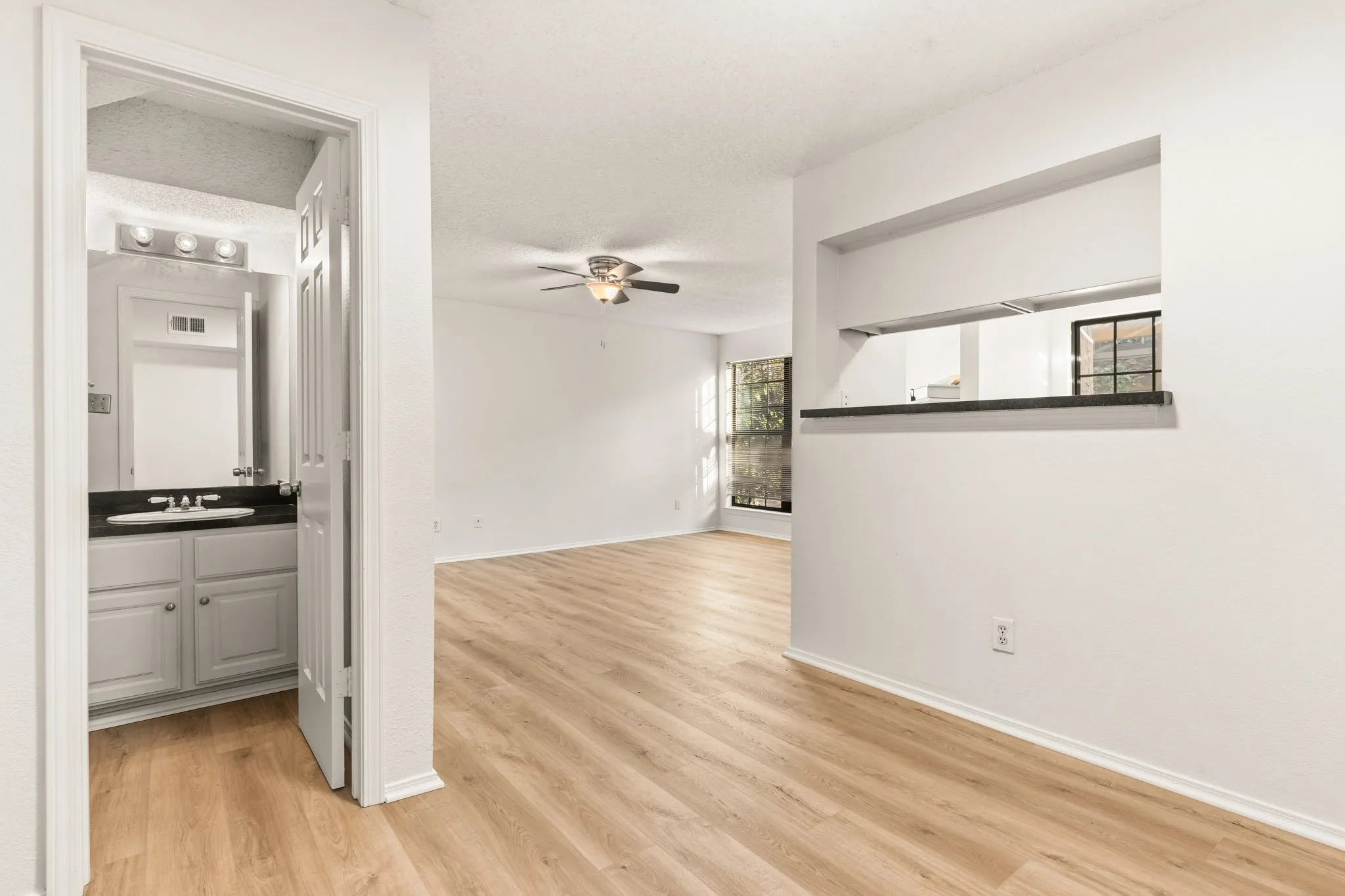 Condominium For Sale in Dallas County , 5757 E University Boulevard 26D, Dallas, Texas 75206, 1 Bedroom, 2 Bathroom, 1 Garage spaces, 920 Sqft, built in 1983, mls#21110205, Real Estate Agent in Dallas, Homes For Sale in Dallas county, Homes For Sale in Dallas, Realtor in Dallas Texas, Real Estate Brokerage Independent Realty Texas, Luminita Cordes Realtor