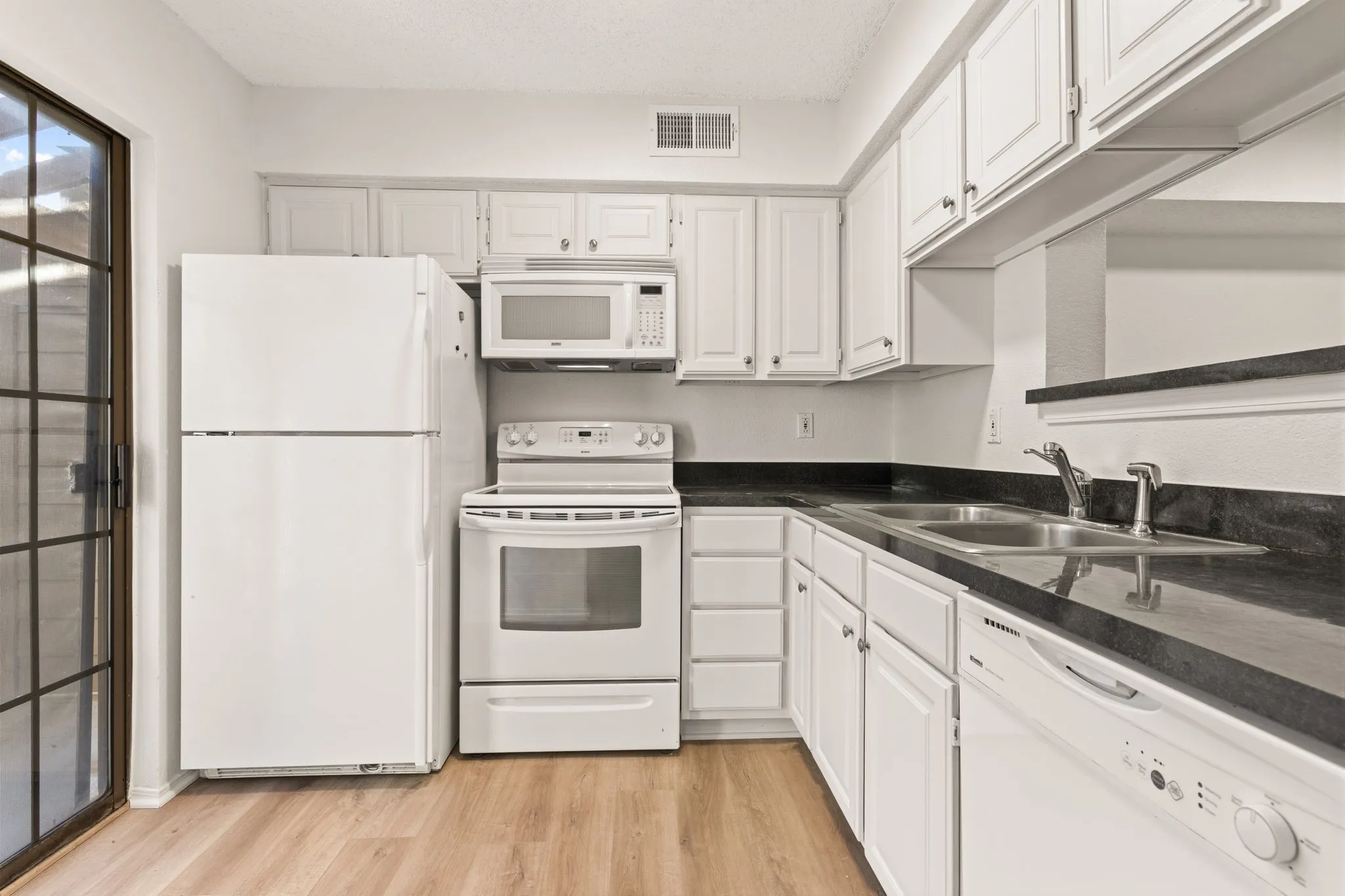 Condominium For Sale in Dallas County , 5757 E University Boulevard 26D, Dallas, Texas 75206, 1 Bedroom, 2 Bathroom, 1 Garage spaces, 920 Sqft, built in 1983, mls#21110205, Real Estate Agent in Dallas, Homes For Sale in Dallas county, Homes For Sale in Dallas, Realtor in Dallas Texas, Real Estate Brokerage Independent Realty Texas, Luminita Cordes Realtor