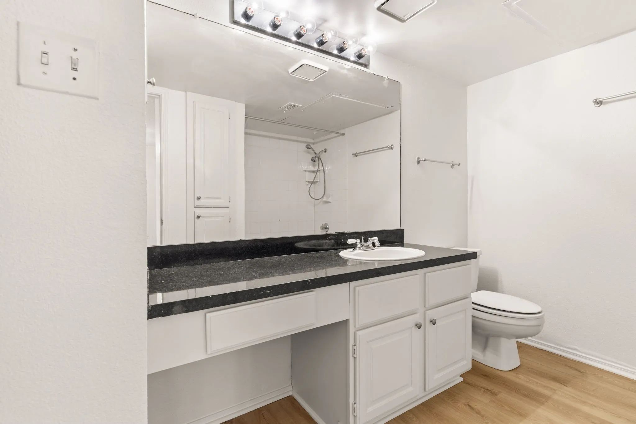 Condominium For Sale in Dallas County , 5757 E University Boulevard 26D, Dallas, Texas 75206, 1 Bedroom, 2 Bathroom, 1 Garage spaces, 920 Sqft, built in 1983, mls#21110205, Real Estate Agent in Dallas, Homes For Sale in Dallas county, Homes For Sale in Dallas, Realtor in Dallas Texas, Real Estate Brokerage Independent Realty Texas, Luminita Cordes Realtor