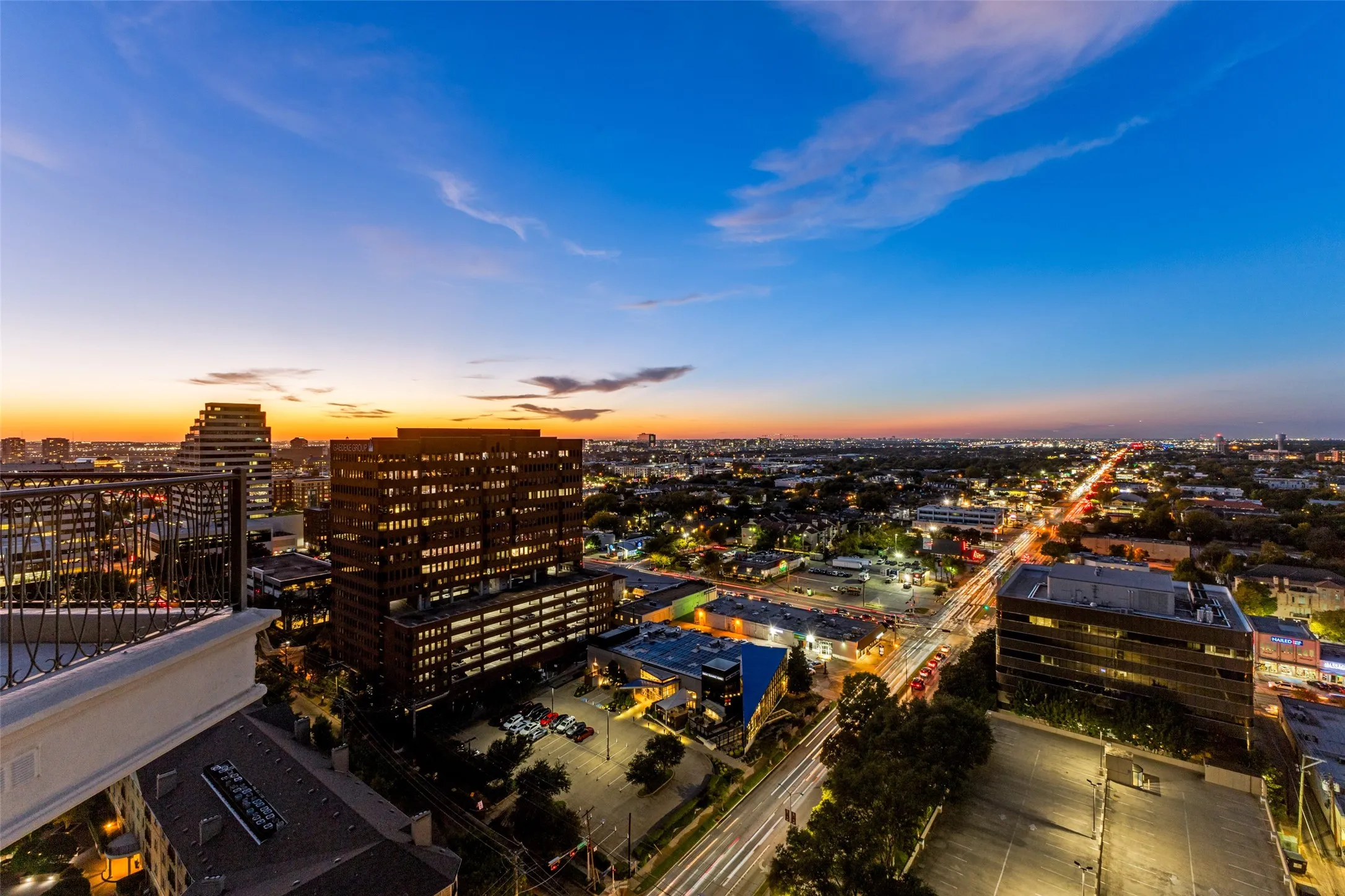 Condominium For Sale in Dallas County , 3505 Turtle Creek Boulevard 20E, Dallas, Texas 75219, 3 Bedroom, 4 Bathroom, 4 Garage spaces, 6,088 Sqft, built in 2000, mls#21109894, Real Estate Agent in Dallas, Homes For Sale in Dallas county, Homes For Sale in Dallas, Realtor in Dallas Texas, Real Estate Brokerage Independent Realty Texas, Luminita Cordes Realtor