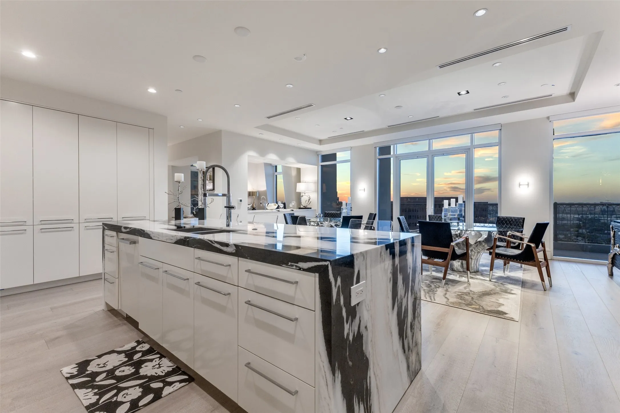 Condominium For Sale in Dallas County , 3505 Turtle Creek Boulevard 20E, Dallas, Texas 75219, 3 Bedroom, 4 Bathroom, 4 Garage spaces, 6,088 Sqft, built in 2000, mls#21109894, Real Estate Agent in Dallas, Homes For Sale in Dallas county, Homes For Sale in Dallas, Realtor in Dallas Texas, Real Estate Brokerage Independent Realty Texas, Luminita Cordes Realtor