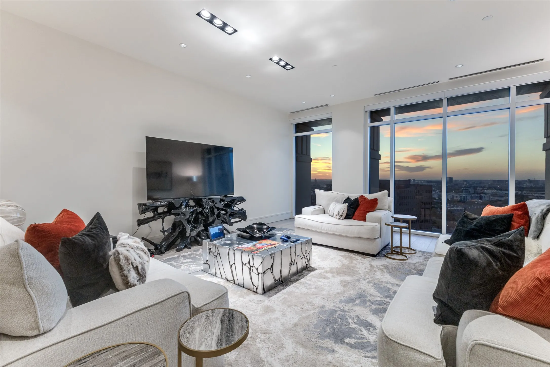 Condominium For Sale in Dallas County , 3505 Turtle Creek Boulevard 20E, Dallas, Texas 75219, 3 Bedroom, 4 Bathroom, 4 Garage spaces, 6,088 Sqft, built in 2000, mls#21109894, Real Estate Agent in Dallas, Homes For Sale in Dallas county, Homes For Sale in Dallas, Realtor in Dallas Texas, Real Estate Brokerage Independent Realty Texas, Luminita Cordes Realtor