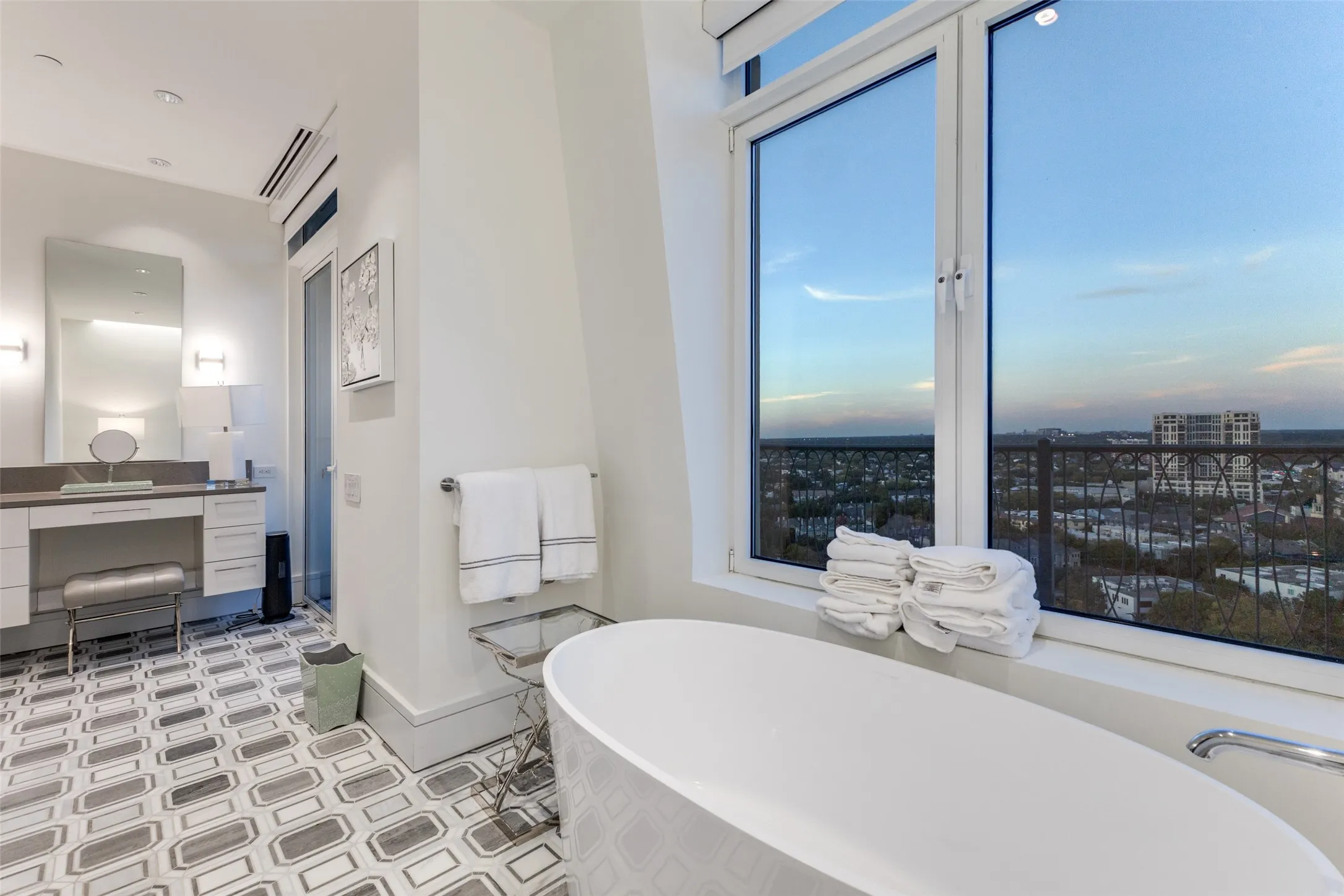 Condominium For Sale in Dallas County , 3505 Turtle Creek Boulevard 20E, Dallas, Texas 75219, 3 Bedroom, 4 Bathroom, 4 Garage spaces, 6,088 Sqft, built in 2000, mls#21109894, Real Estate Agent in Dallas, Homes For Sale in Dallas county, Homes For Sale in Dallas, Realtor in Dallas Texas, Real Estate Brokerage Independent Realty Texas, Luminita Cordes Realtor