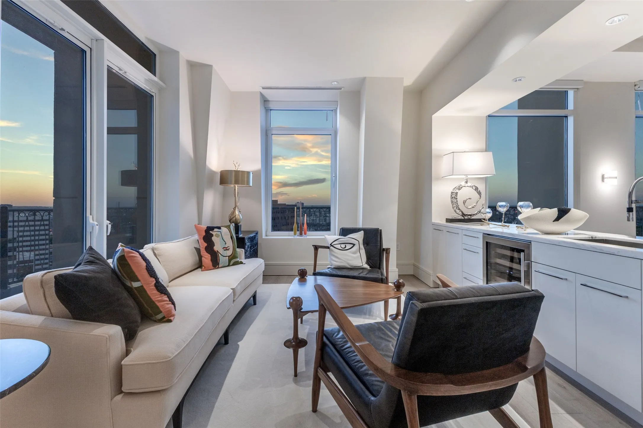 Condominium For Sale in Dallas County , 3505 Turtle Creek Boulevard 20E, Dallas, Texas 75219, 3 Bedroom, 4 Bathroom, 4 Garage spaces, 6,088 Sqft, built in 2000, mls#21109894, Real Estate Agent in Dallas, Homes For Sale in Dallas county, Homes For Sale in Dallas, Realtor in Dallas Texas, Real Estate Brokerage Independent Realty Texas, Luminita Cordes Realtor