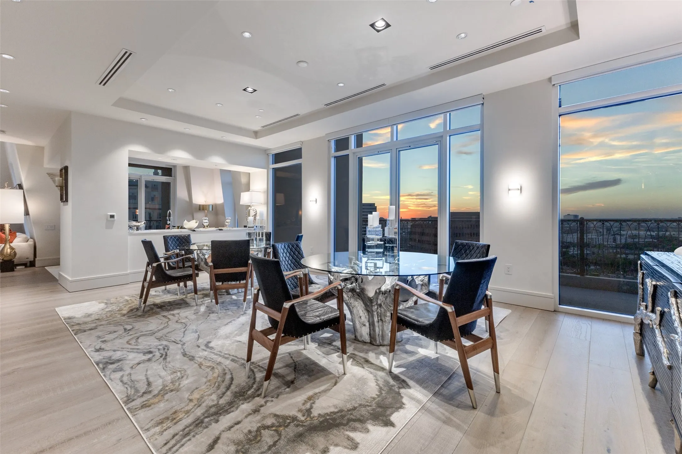 Condominium For Sale in Dallas County , 3505 Turtle Creek Boulevard 20E, Dallas, Texas 75219, 3 Bedroom, 4 Bathroom, 4 Garage spaces, 6,088 Sqft, built in 2000, mls#21109894, Real Estate Agent in Dallas, Homes For Sale in Dallas county, Homes For Sale in Dallas, Realtor in Dallas Texas, Real Estate Brokerage Independent Realty Texas, Luminita Cordes Realtor