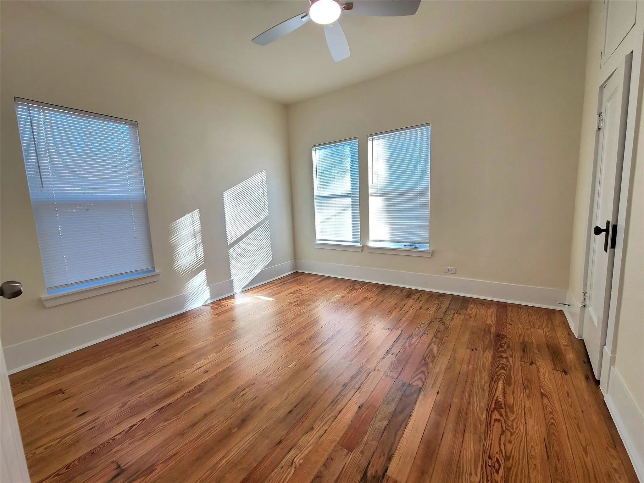 Single Family Residence For Sale in Grayson County , 110 W Morton Street, Denison, Texas 75021, 3 Bedroom, 2 Bathroom, Garage spaces, 1,540 Sqft, built in 1940, Preowned, mls#21111454, Real Estate Agent in Denison, Homes For Sale in Grayson county, Homes For Sale in Denison, Realtor in Denison Texas, Real Estate Brokerage Independent Realty Texas, Luminita Cordes Realtor
