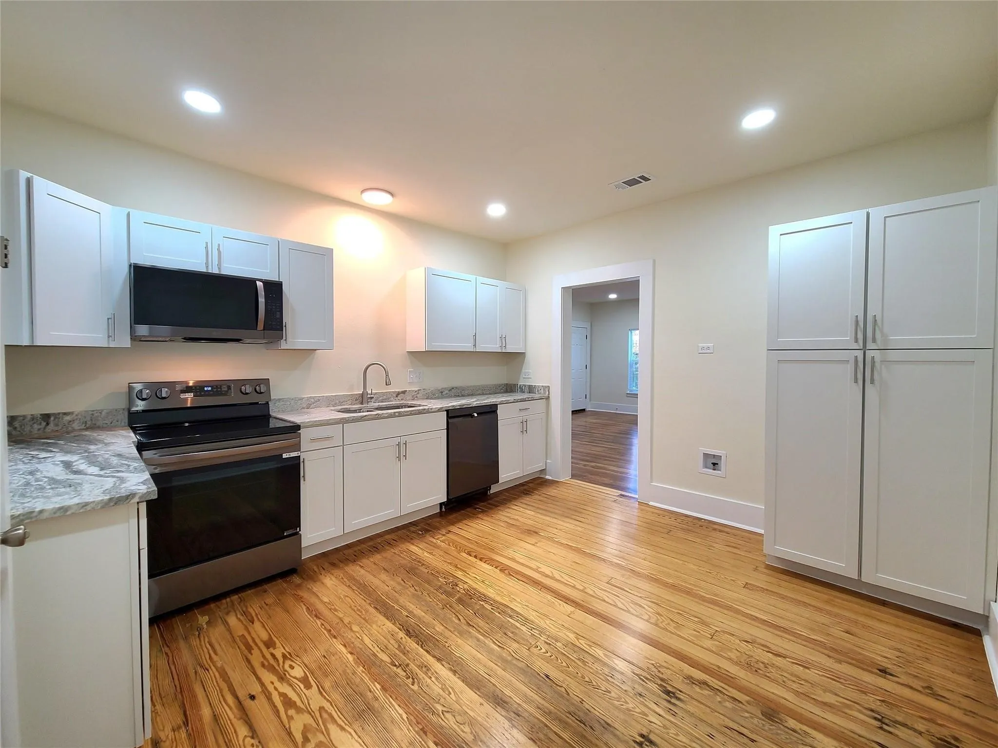 Single Family Residence For Sale in Grayson County , 110 W Morton Street, Denison, Texas 75021, 3 Bedroom, 2 Bathroom, Garage spaces, 1,540 Sqft, built in 1940, Preowned, mls#21111454, Real Estate Agent in Denison, Homes For Sale in Grayson county, Homes For Sale in Denison, Realtor in Denison Texas, Real Estate Brokerage Independent Realty Texas, Luminita Cordes Realtor