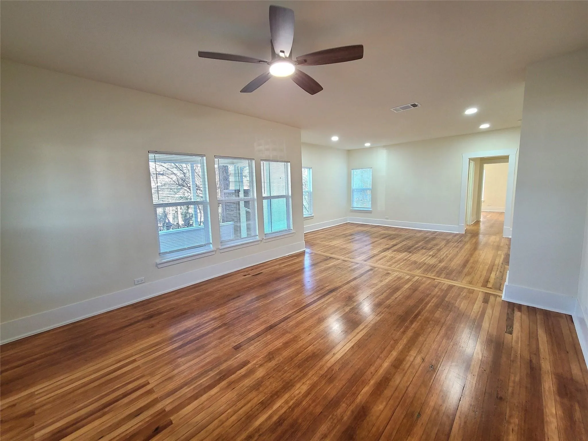 Single Family Residence For Sale in Grayson County , 110 W Morton Street, Denison, Texas 75021, 3 Bedroom, 2 Bathroom, Garage spaces, 1,540 Sqft, built in 1940, Preowned, mls#21111454, Real Estate Agent in Denison, Homes For Sale in Grayson county, Homes For Sale in Denison, Realtor in Denison Texas, Real Estate Brokerage Independent Realty Texas, Luminita Cordes Realtor